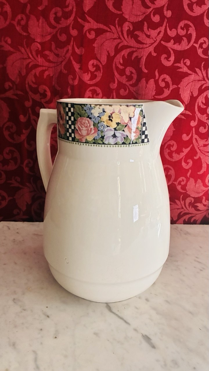 Détail du décor floral Betty, roses et pensées sur fond damier