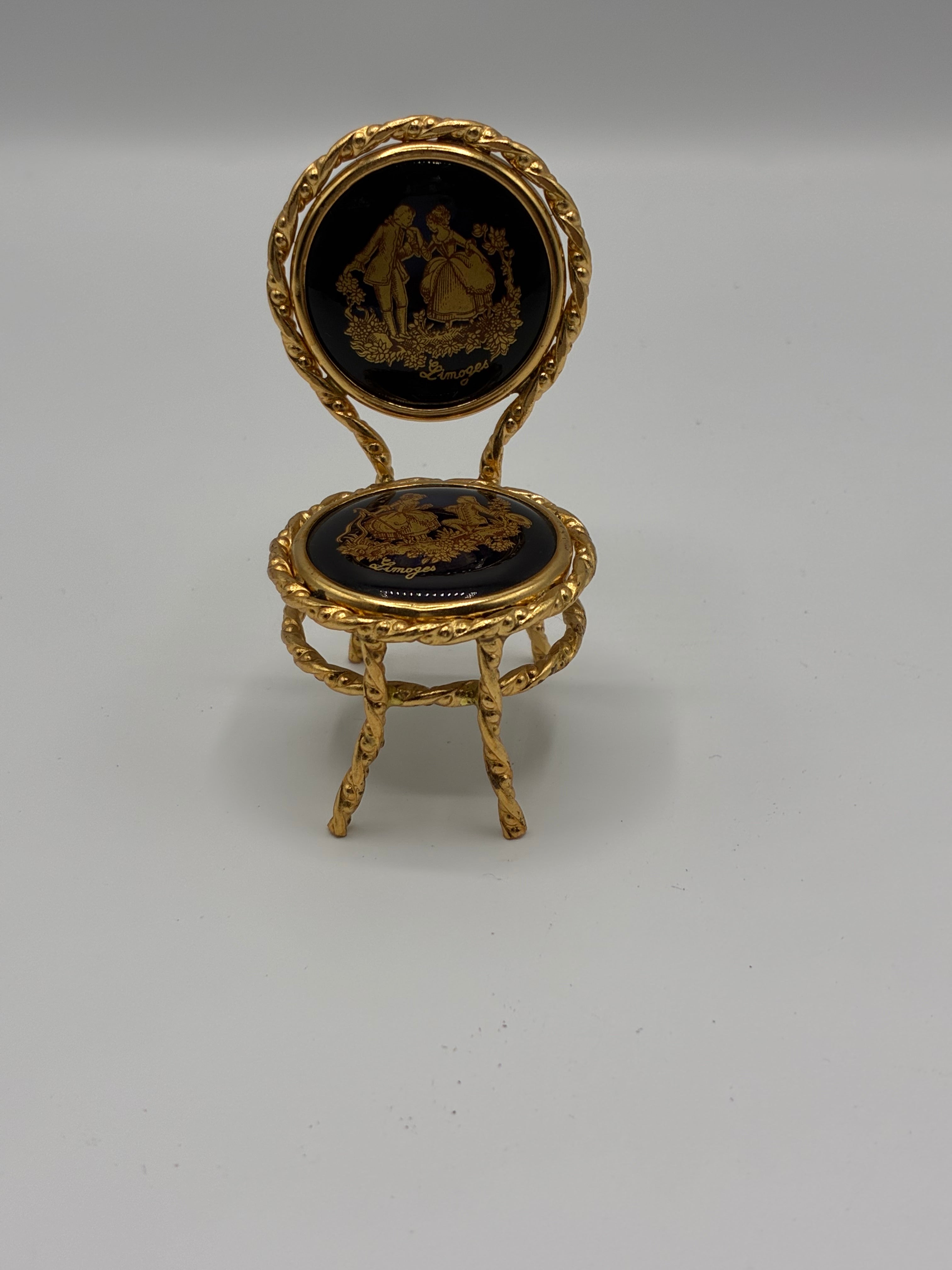 Chaise miniature en métal doré et porcelaine Limoges – Décor galant bleu nuit et or