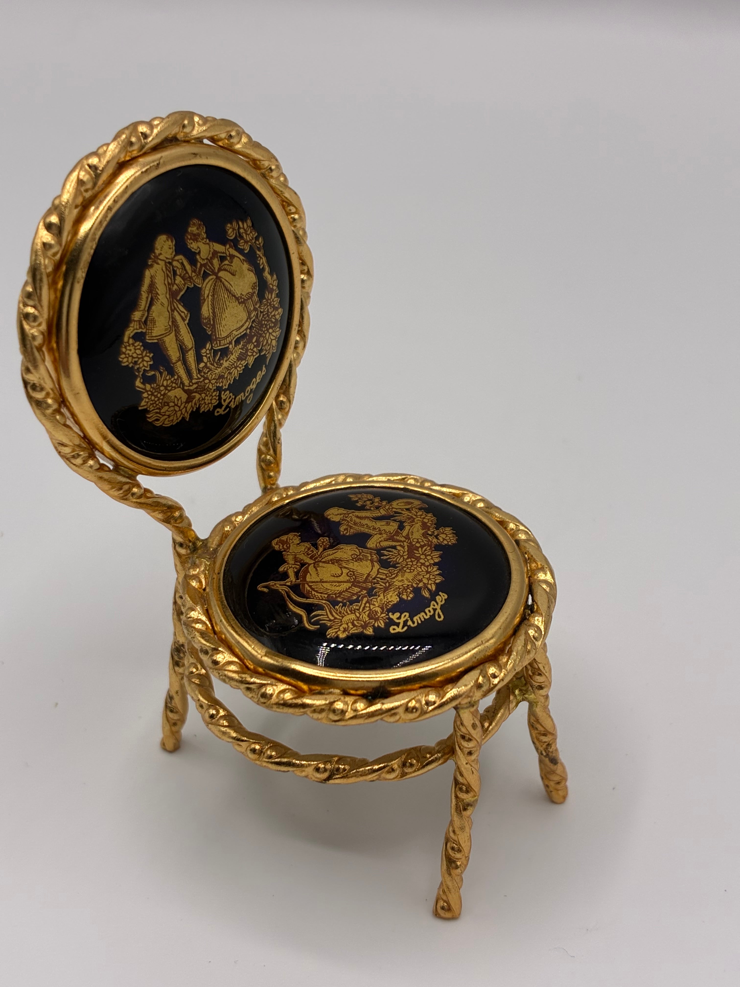 Chaise miniature en métal doré et porcelaine Limoges – Décor galant bleu nuit et or