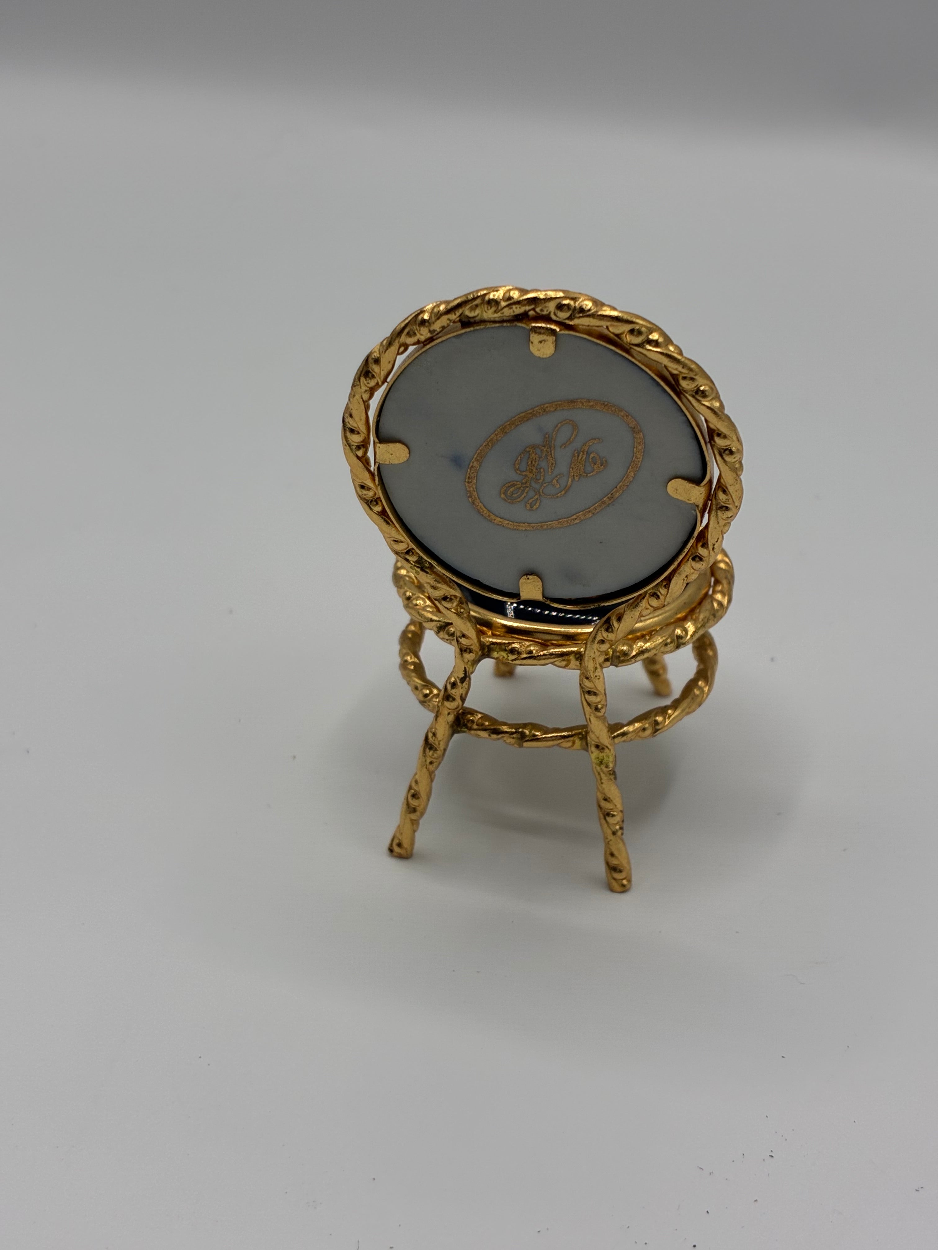 Chaise miniature en métal doré et porcelaine Limoges – Décor galant bleu nuit et or