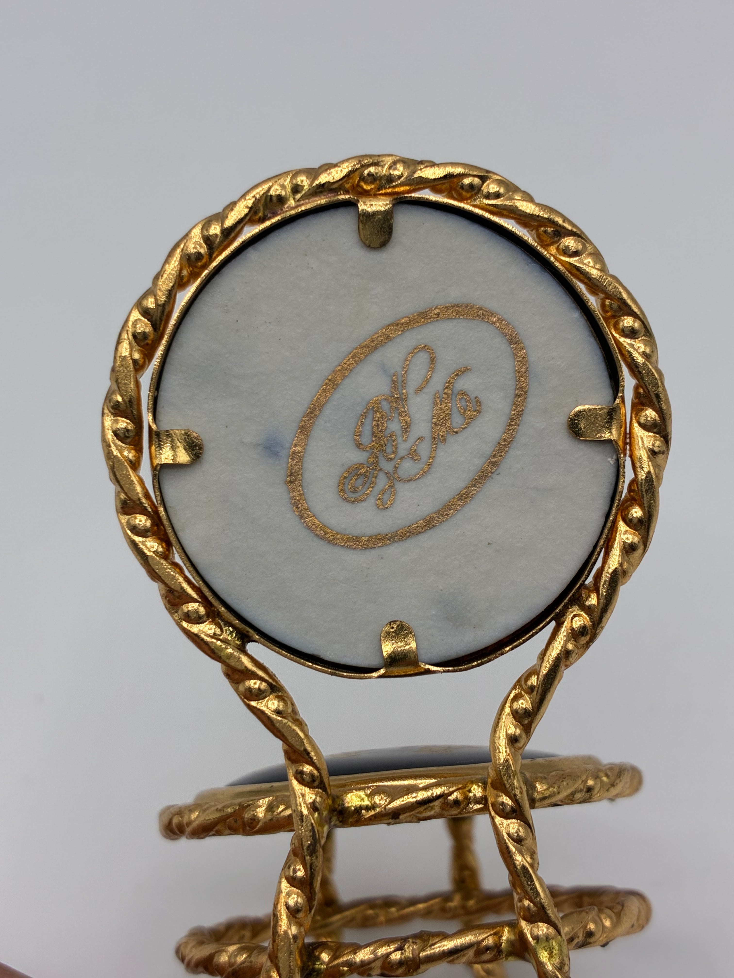 Chaise miniature en métal doré et porcelaine Limoges – Décor galant bleu nuit et or