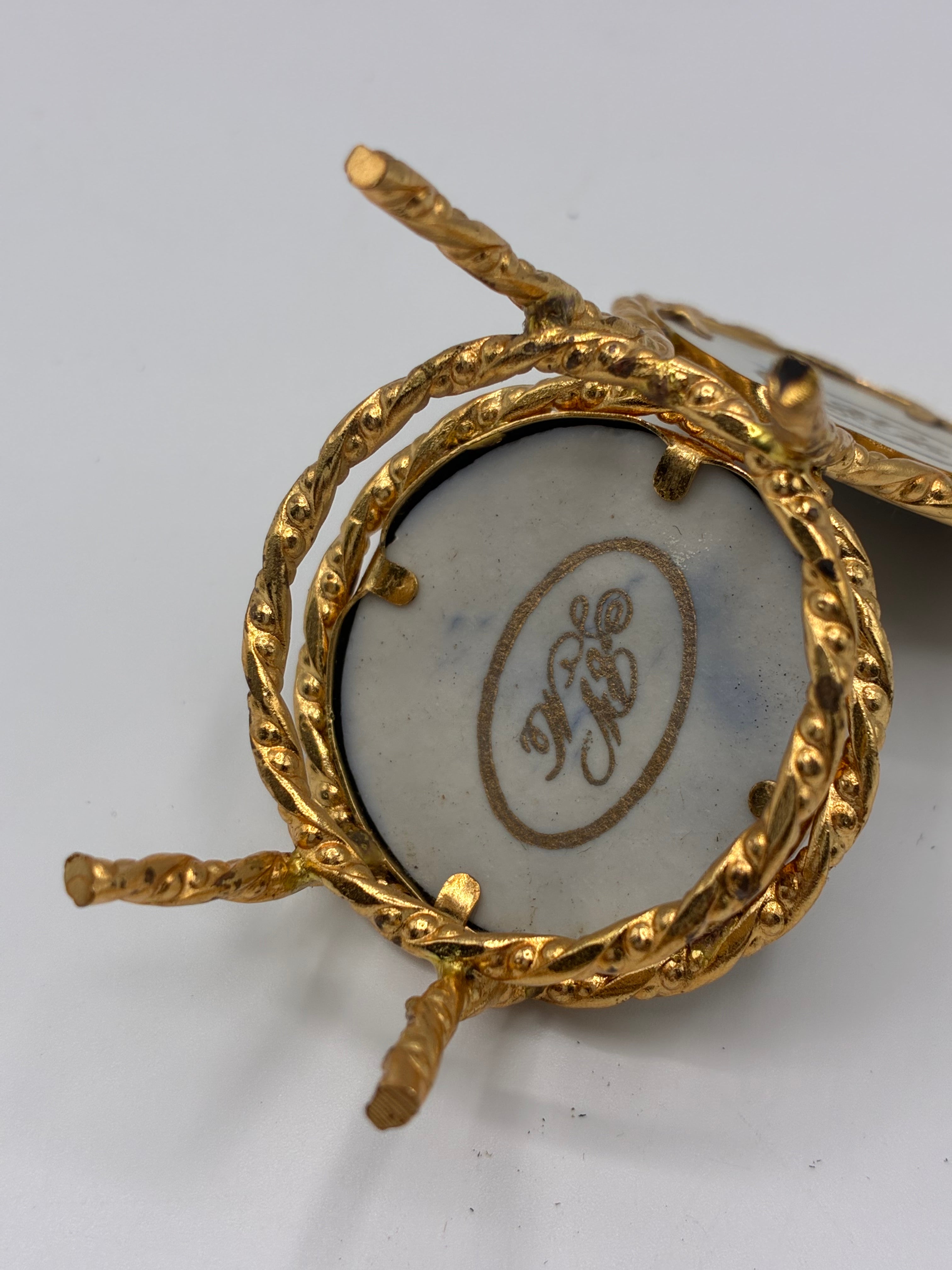 Chaise miniature en métal doré et porcelaine Limoges – Décor galant bleu nuit et or