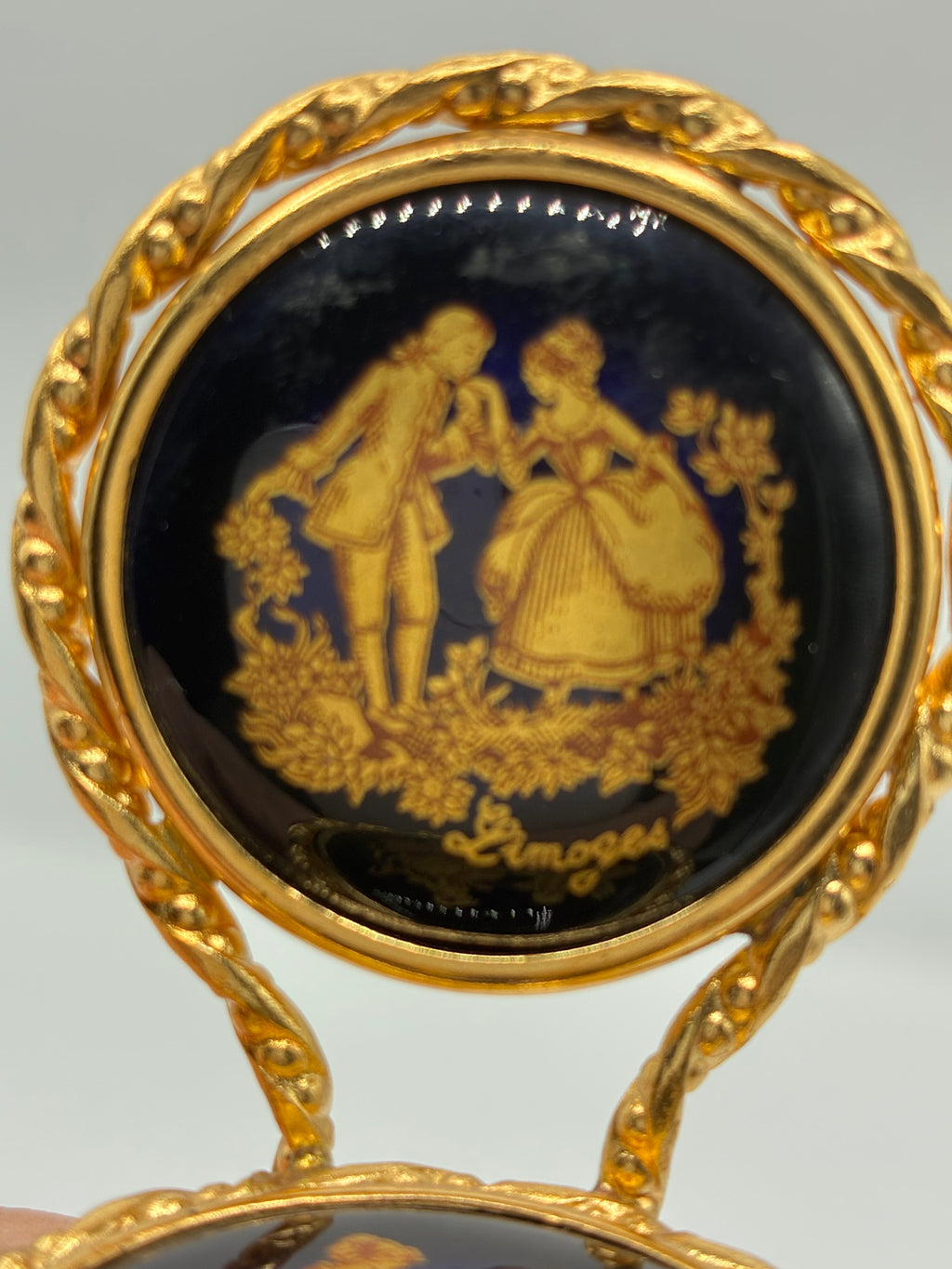 Chaise miniature en métal doré et porcelaine Limoges – Décor galant bleu nuit et or