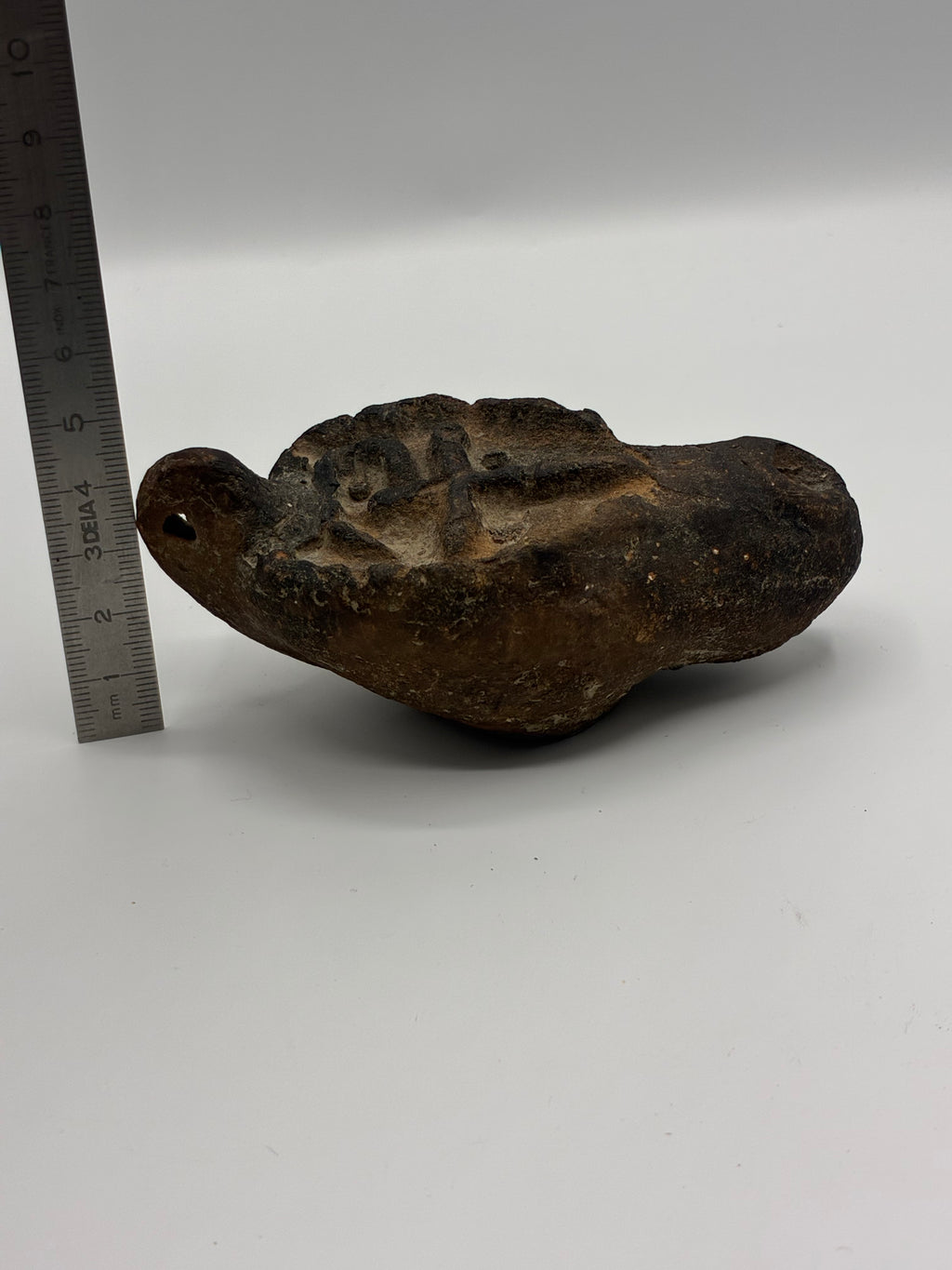 Lampe à huile en terre cuite – Chrisme en relief – Dans le style des lampes byzantines