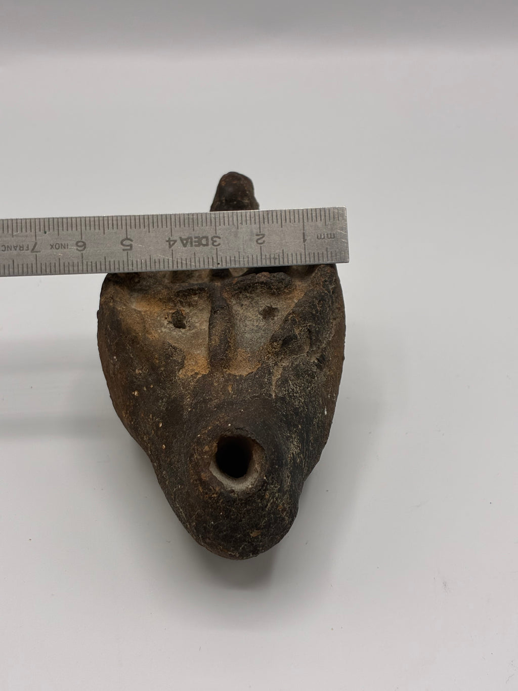 Lampe à huile en terre cuite – Chrisme en relief – Dans le style des lampes byzantines