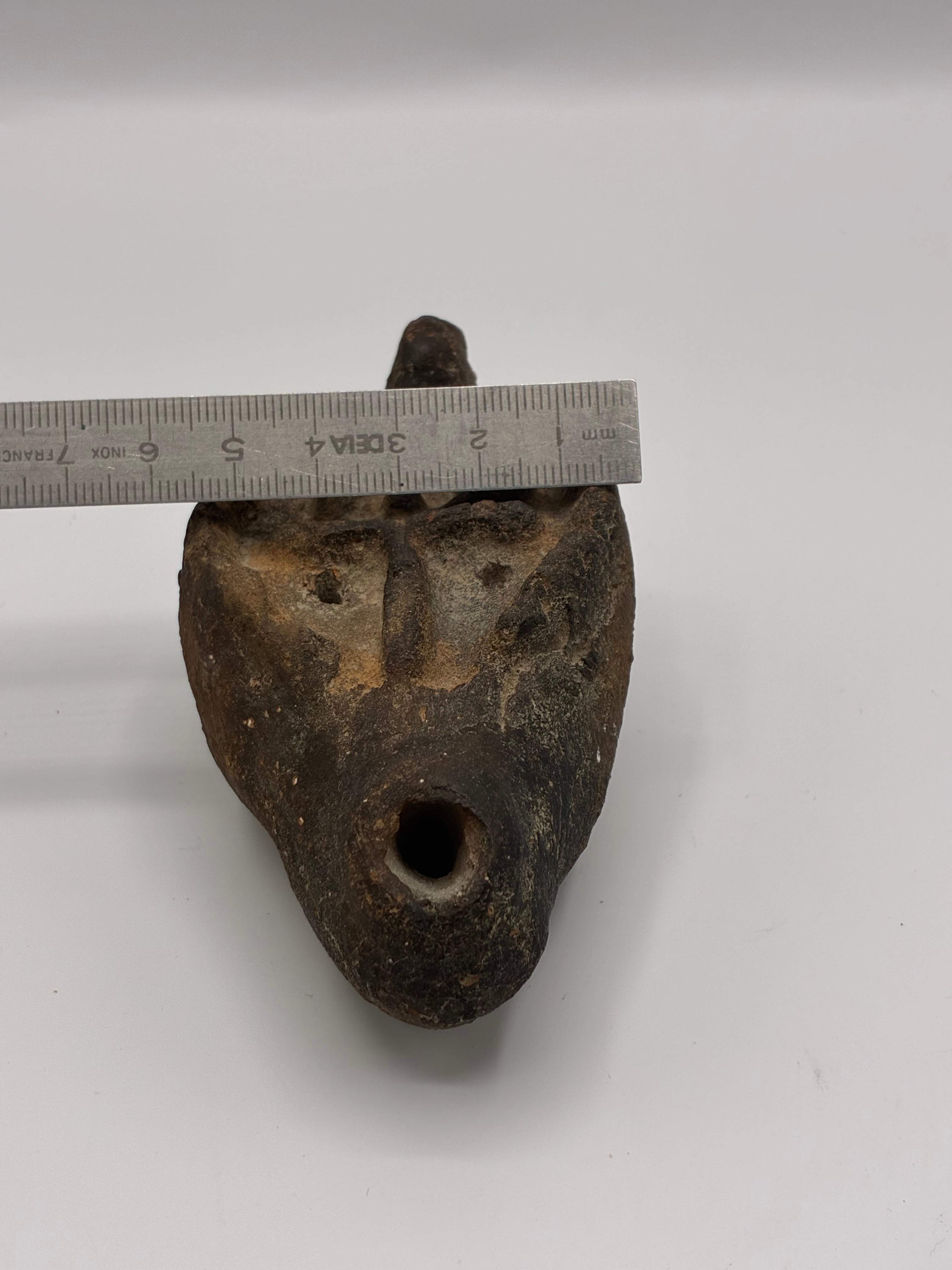 Lampe à huile en terre cuite – Chrisme en relief – Dans le style des lampes byzantines