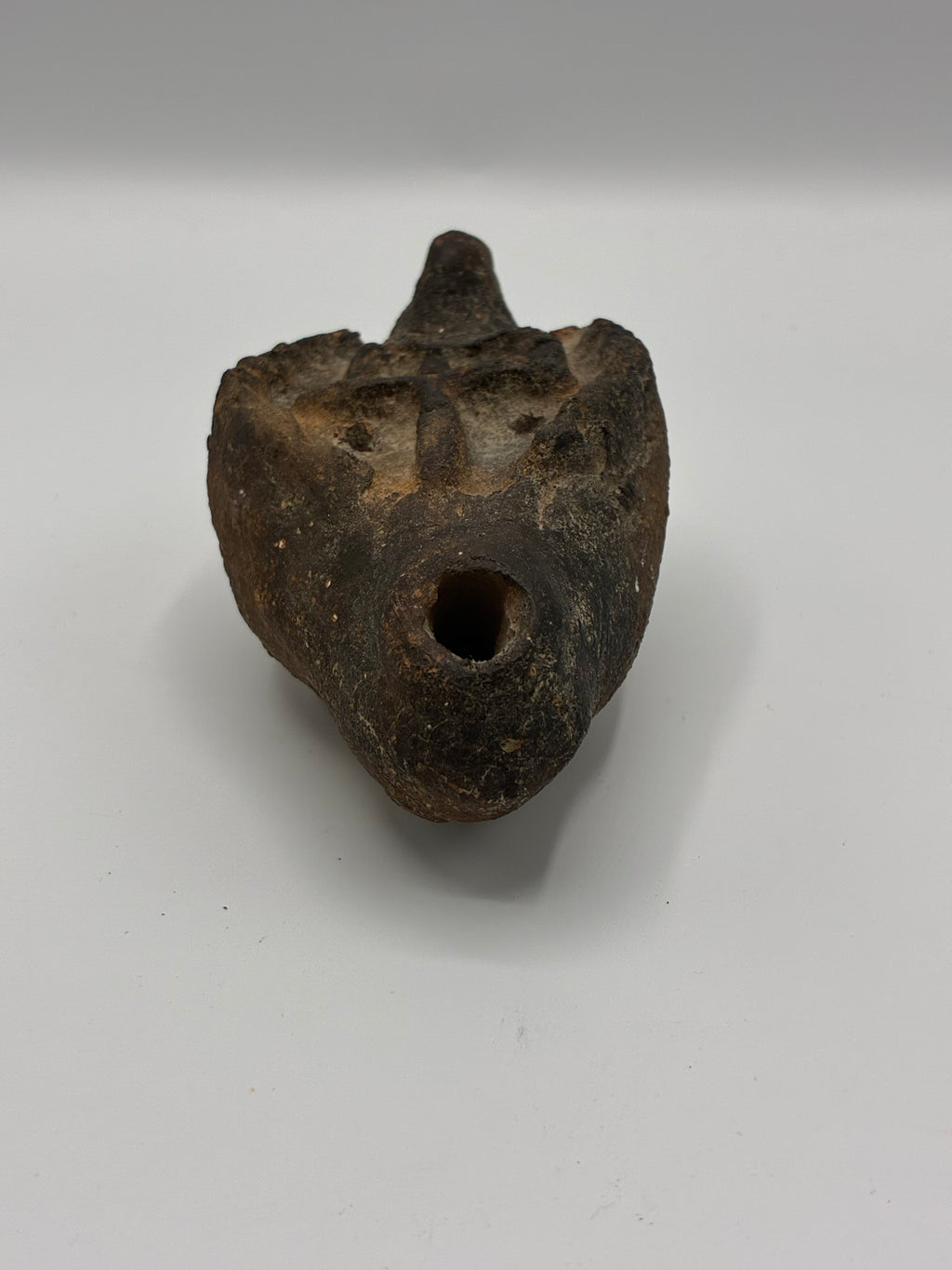 Lampe à huile en terre cuite – Chrisme en relief – Dans le style des lampes byzantines