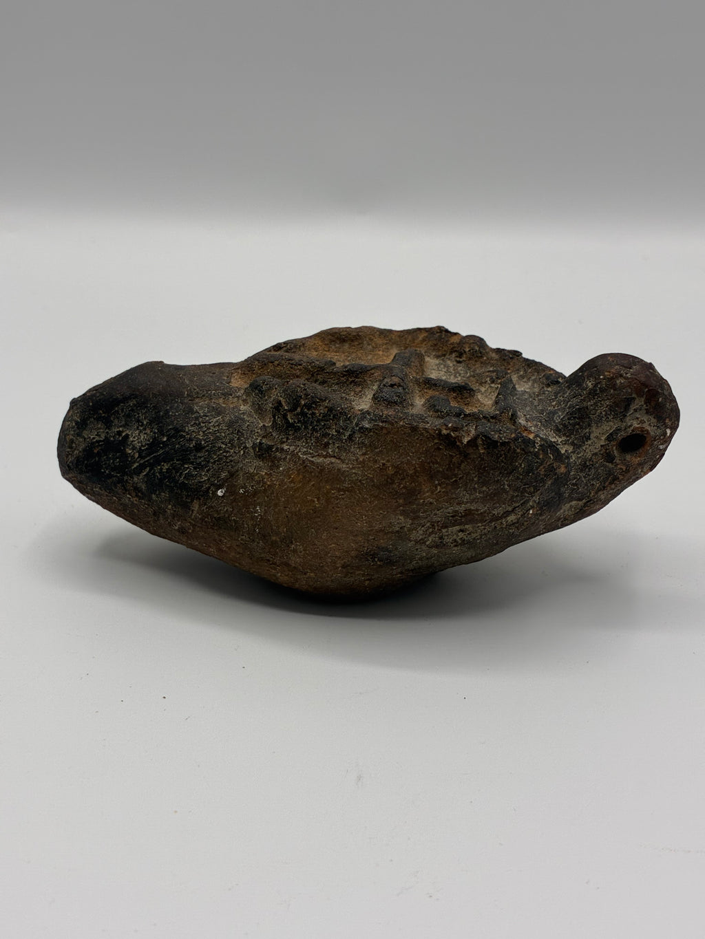 Lampe à huile en terre cuite – Chrisme en relief – Dans le style des lampes byzantines