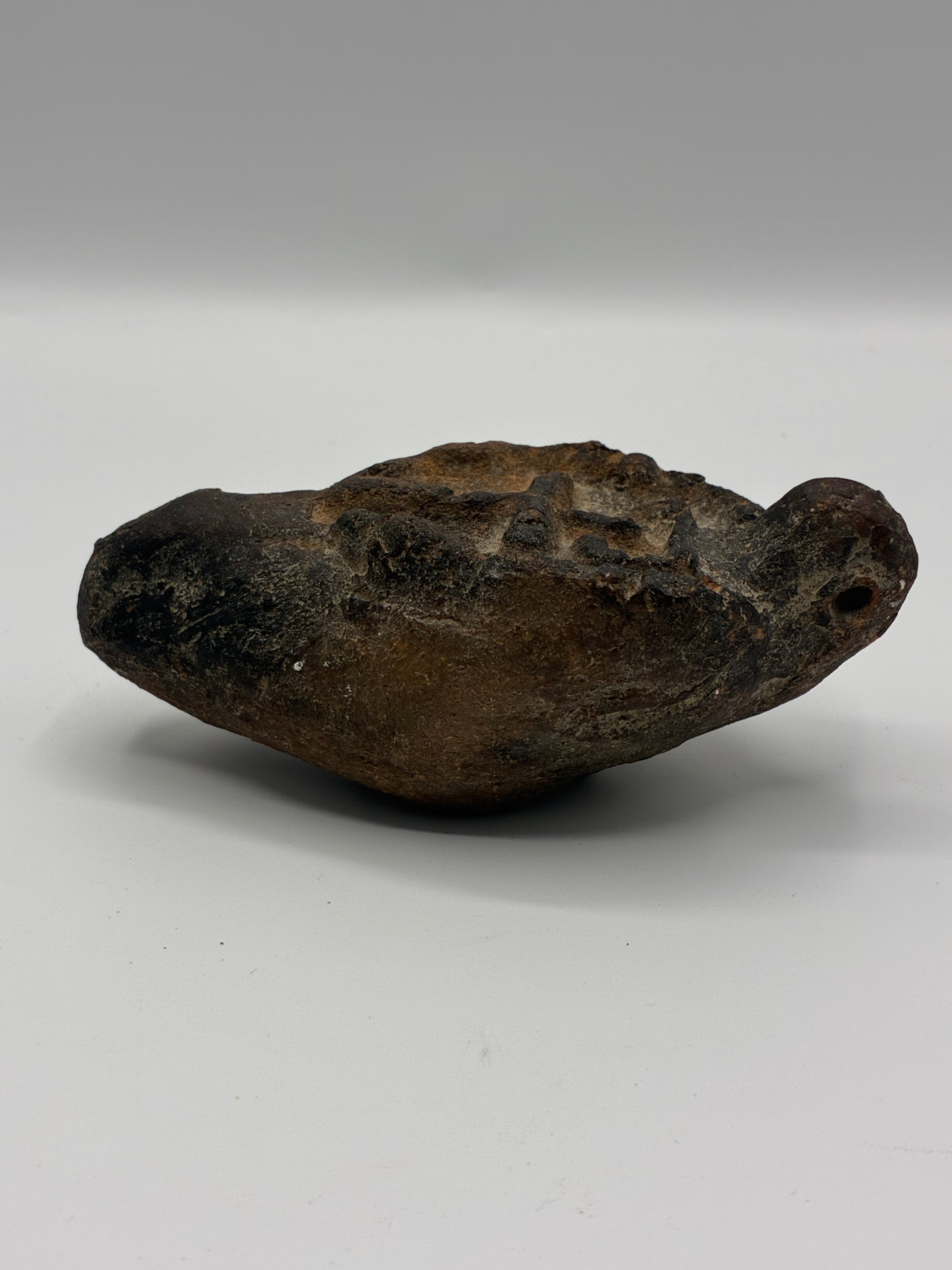 Lampe à huile en terre cuite – Chrisme en relief – Dans le style des lampes byzantines