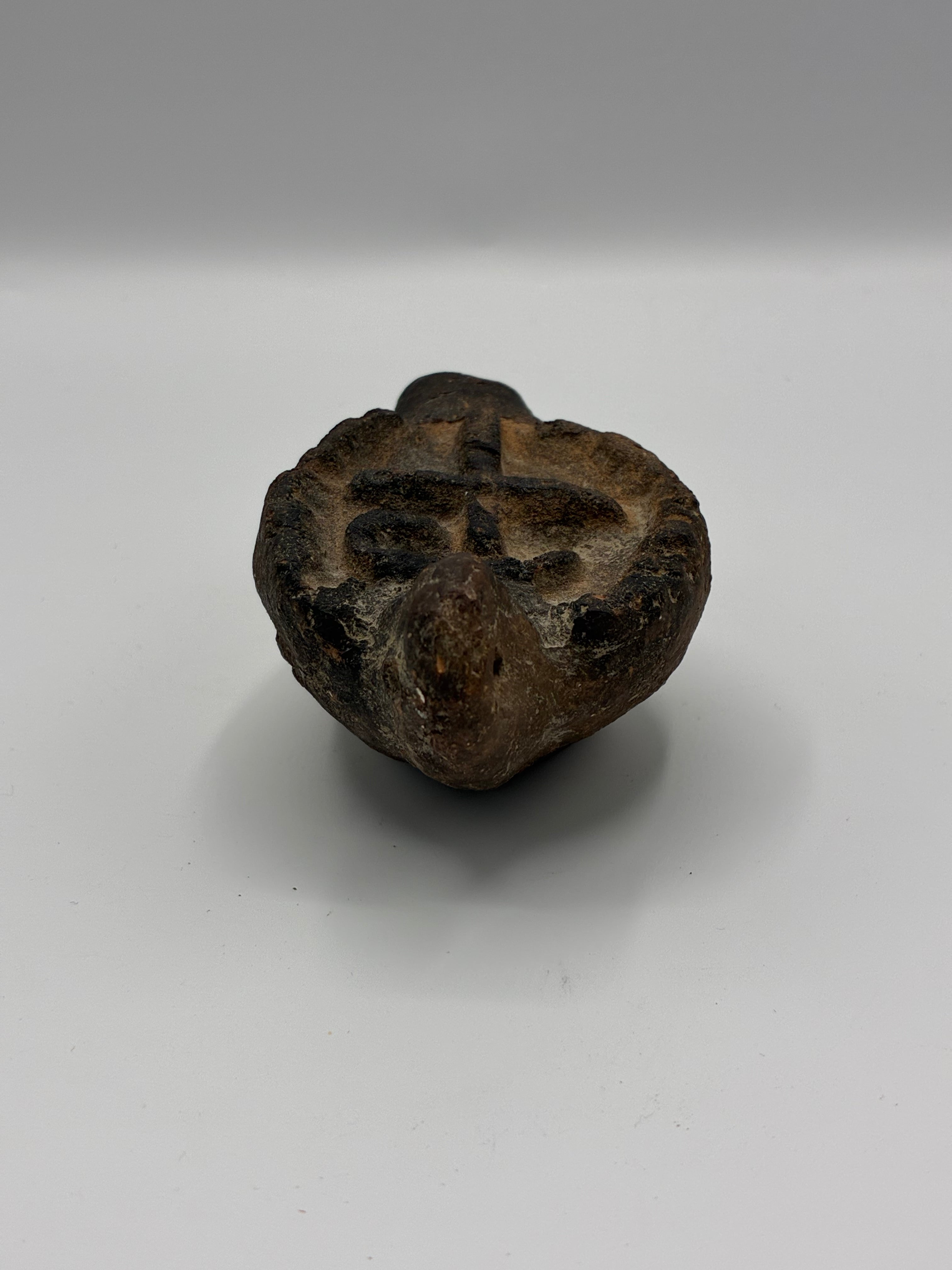 Lampe à huile en terre cuite – Chrisme en relief – Dans le style des lampes byzantines