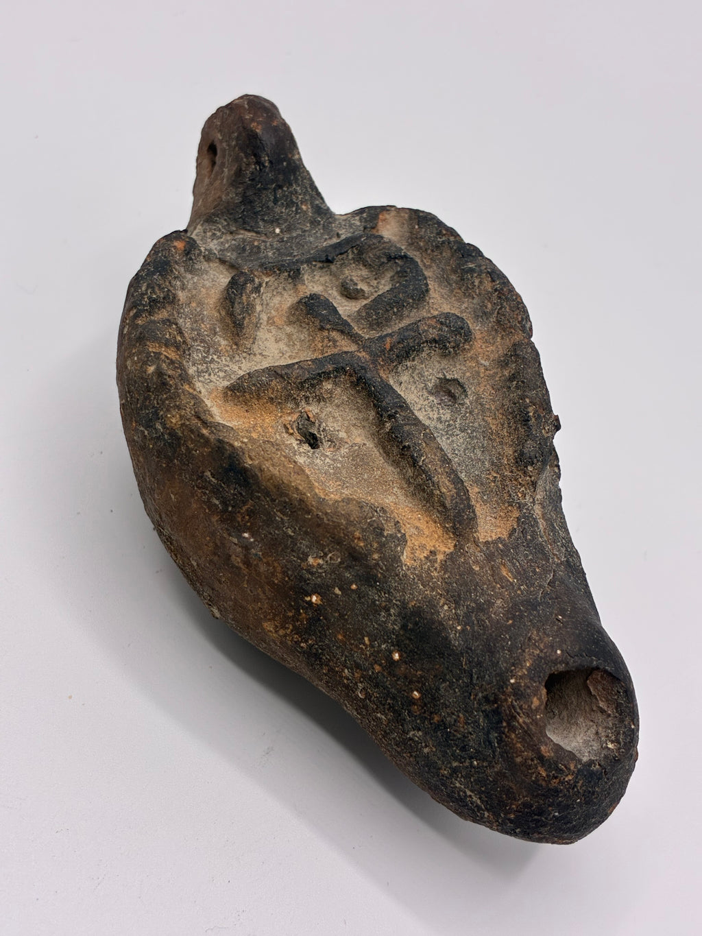 Lampe à huile en terre cuite – Chrisme en relief – Dans le style des lampes byzantines