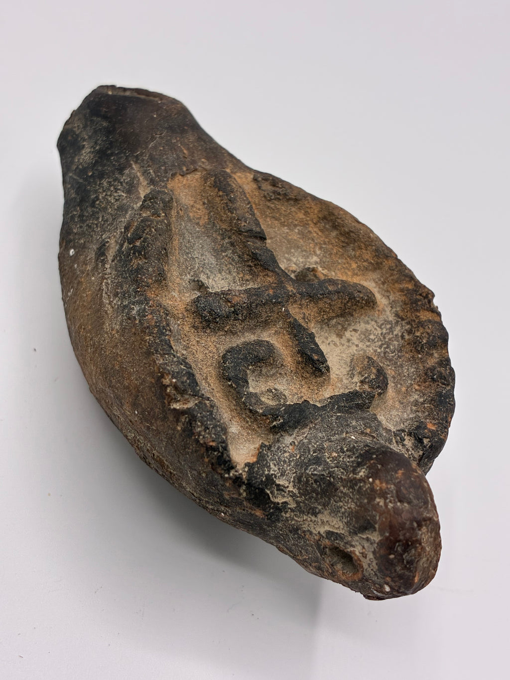 Lampe à huile en terre cuite – Chrisme en relief – Dans le style des lampes byzantines