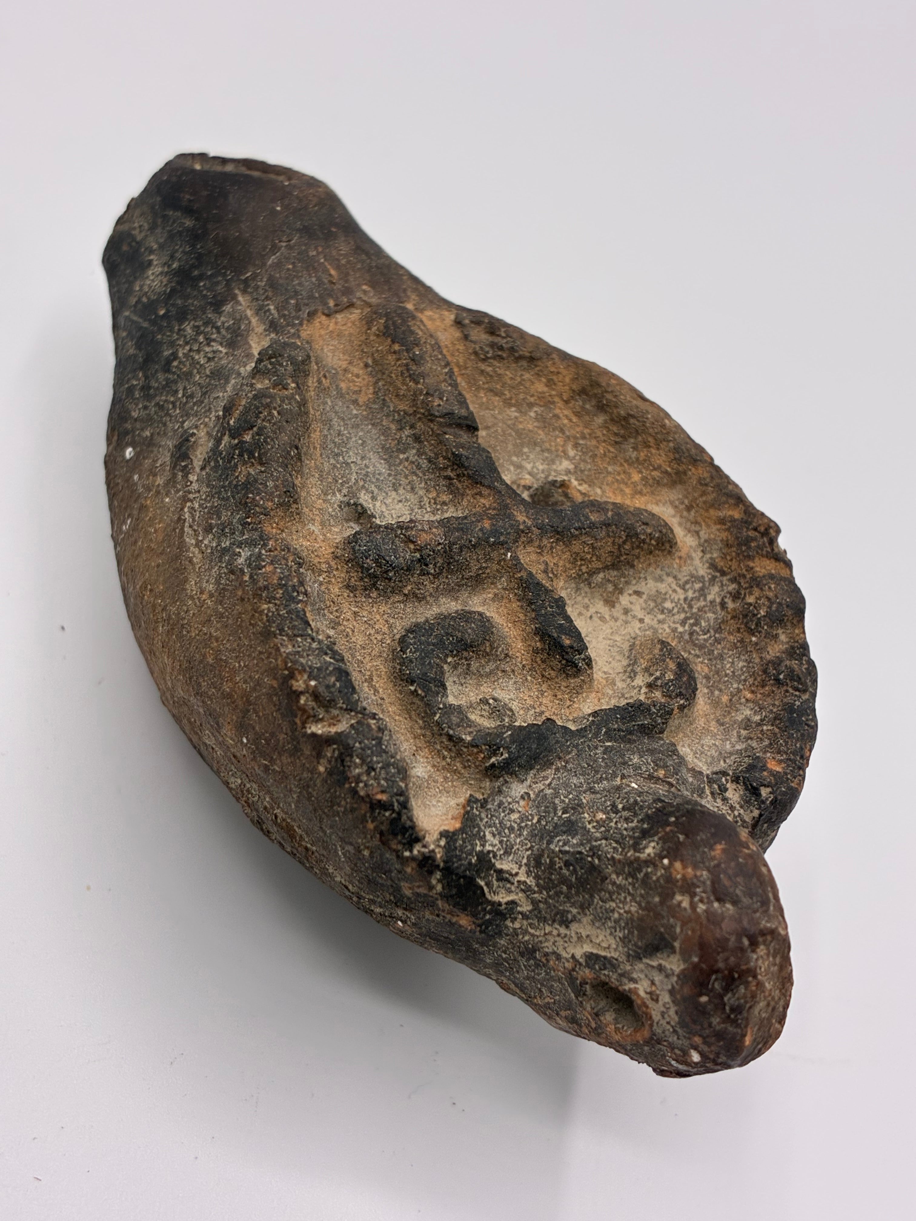 Lampe à huile en terre cuite – Chrisme en relief – Dans le style des lampes byzantines