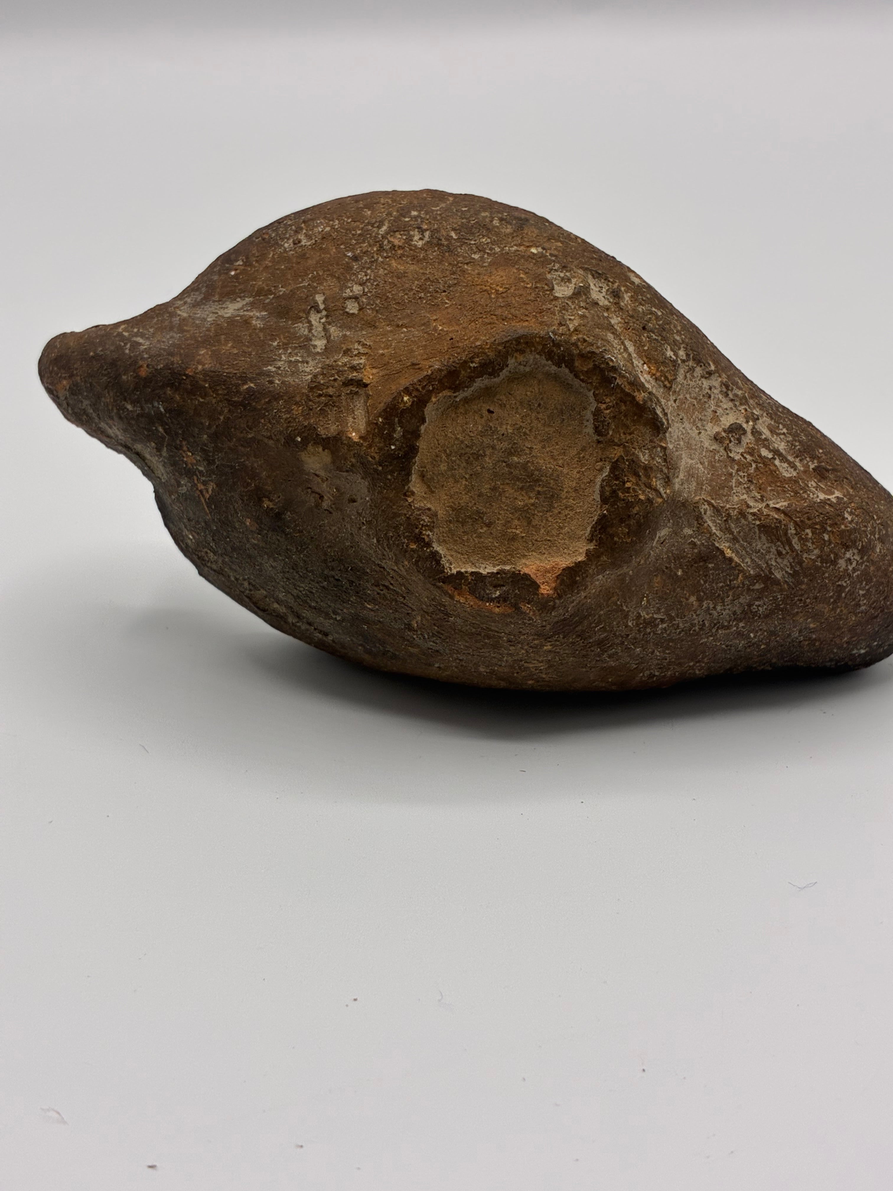 Lampe à huile en terre cuite – Chrisme en relief – Dans le style des lampes byzantines