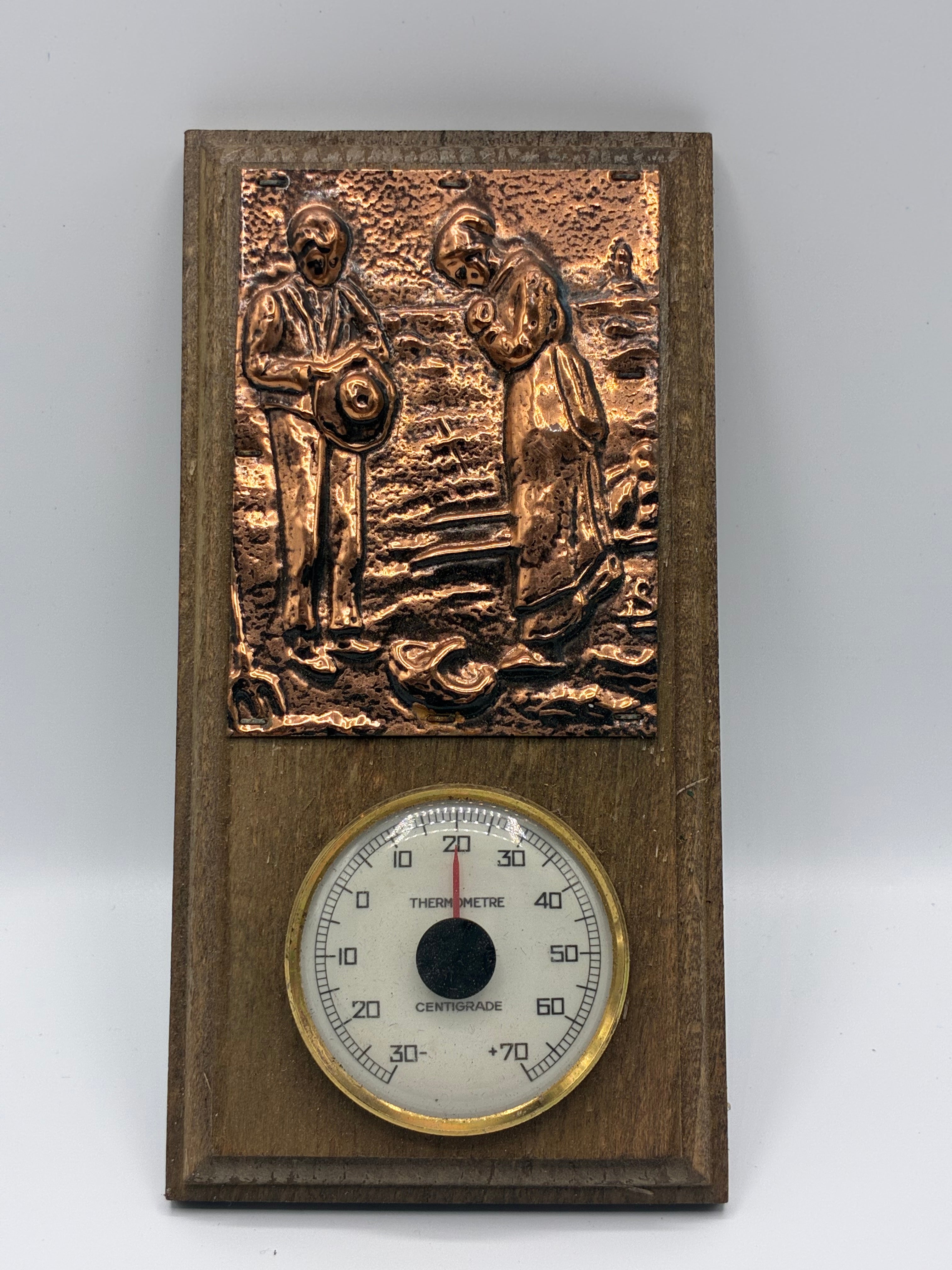 Thermomètre mural vintage – Cuivre repoussé scène paysanne – Décor rustique années 60-70