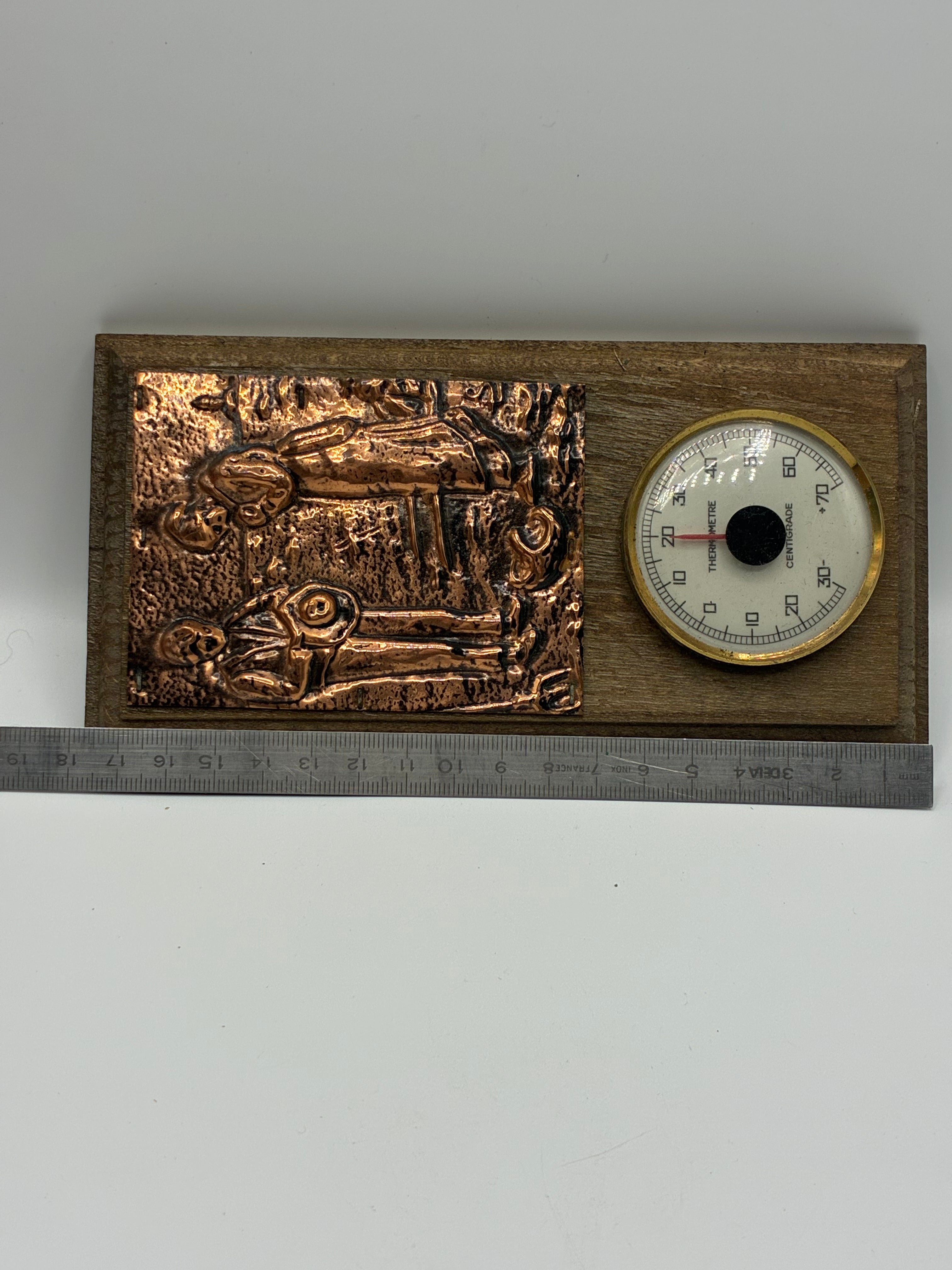 Thermomètre mural vintage – Cuivre repoussé scène paysanne – Décor rustique années 60-70