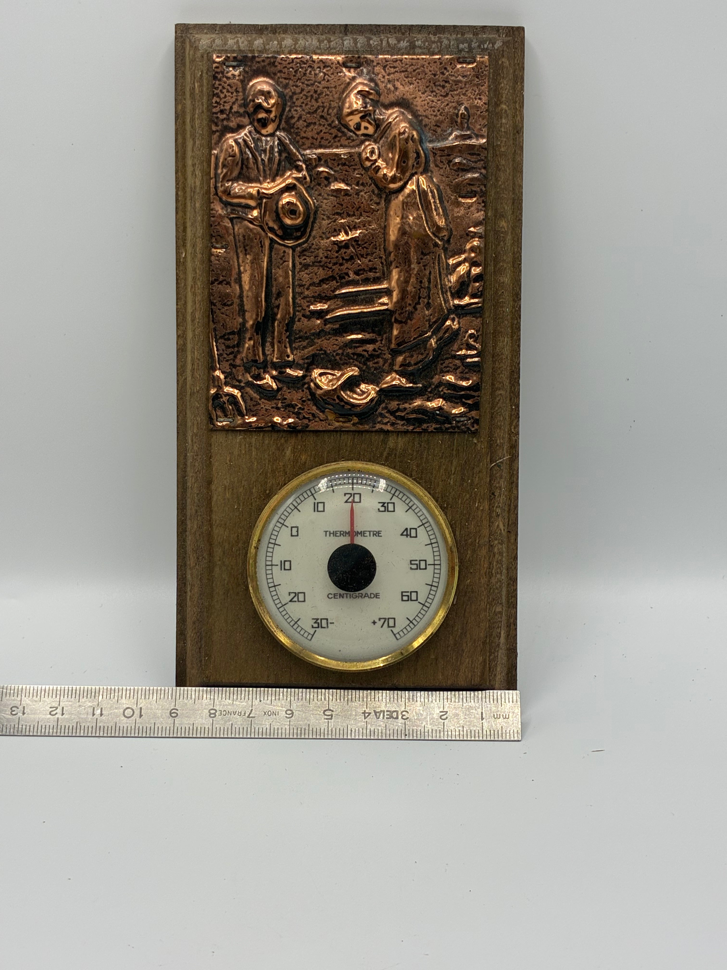 Thermomètre mural vintage – Cuivre repoussé scène paysanne – Décor rustique années 60-70