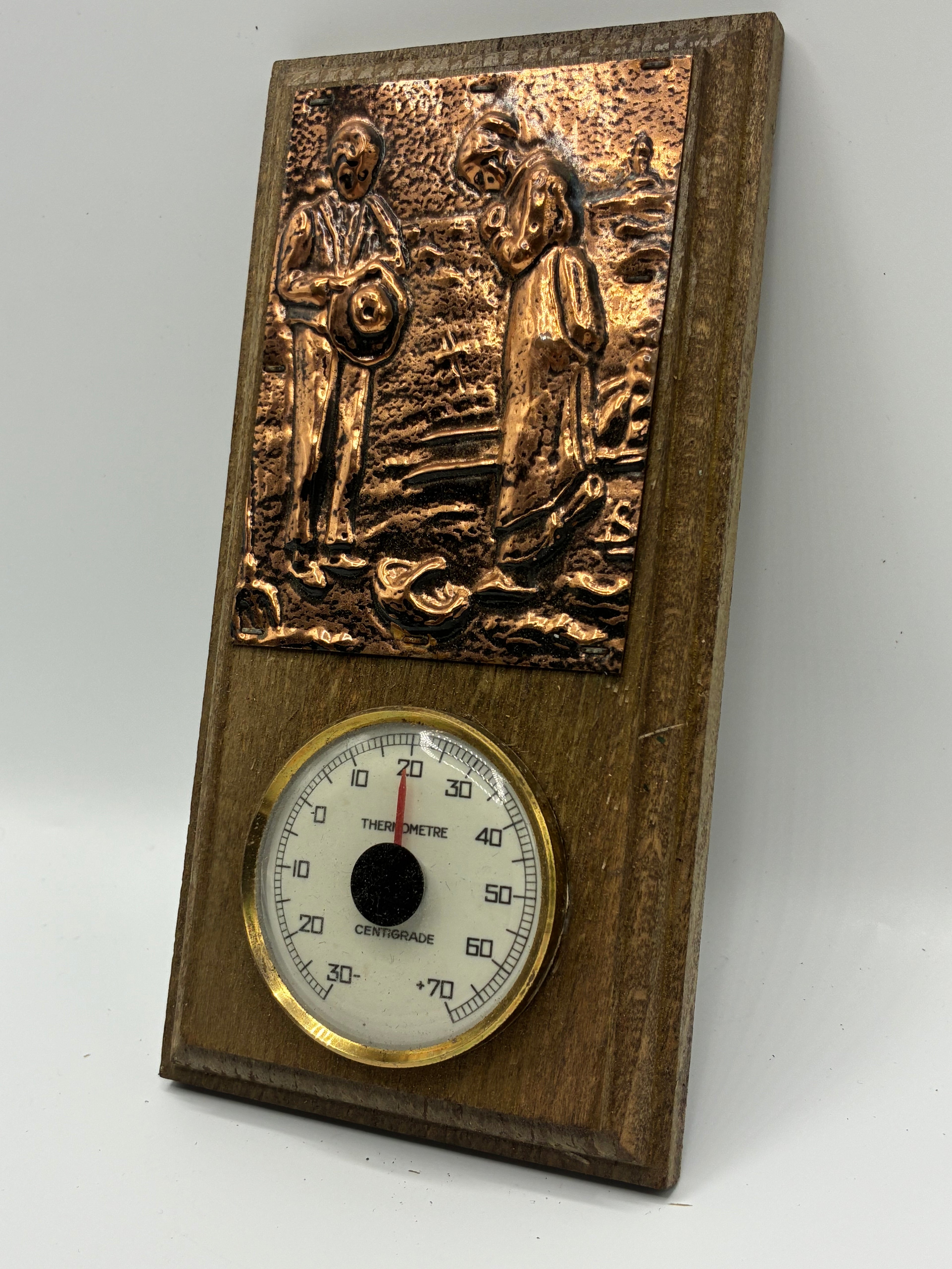 Thermomètre mural vintage – Cuivre repoussé scène paysanne – Décor rustique années 60-70