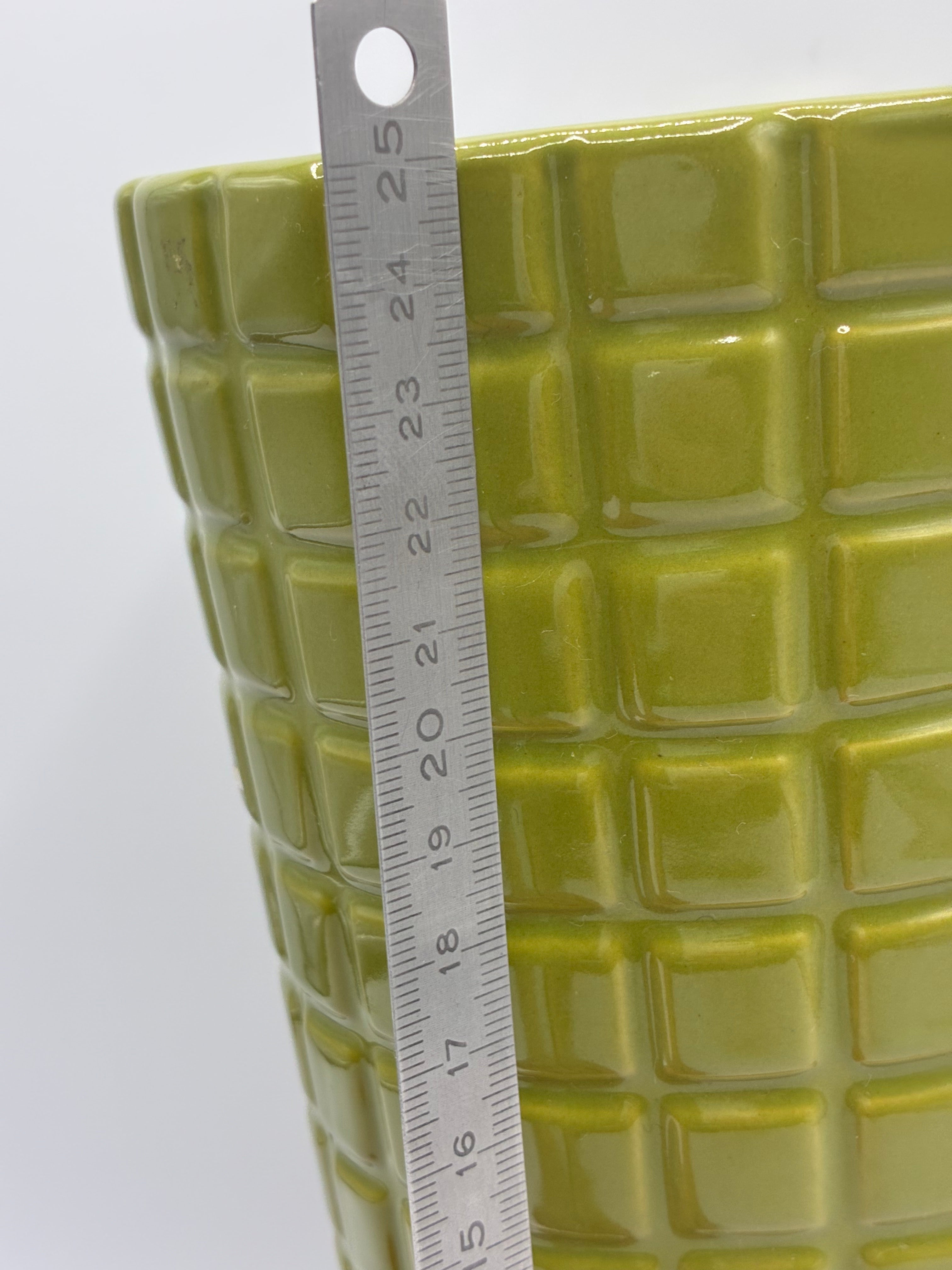 Grand vase vintage vert olive texturé – Décor damier en relief – Design années 60-70