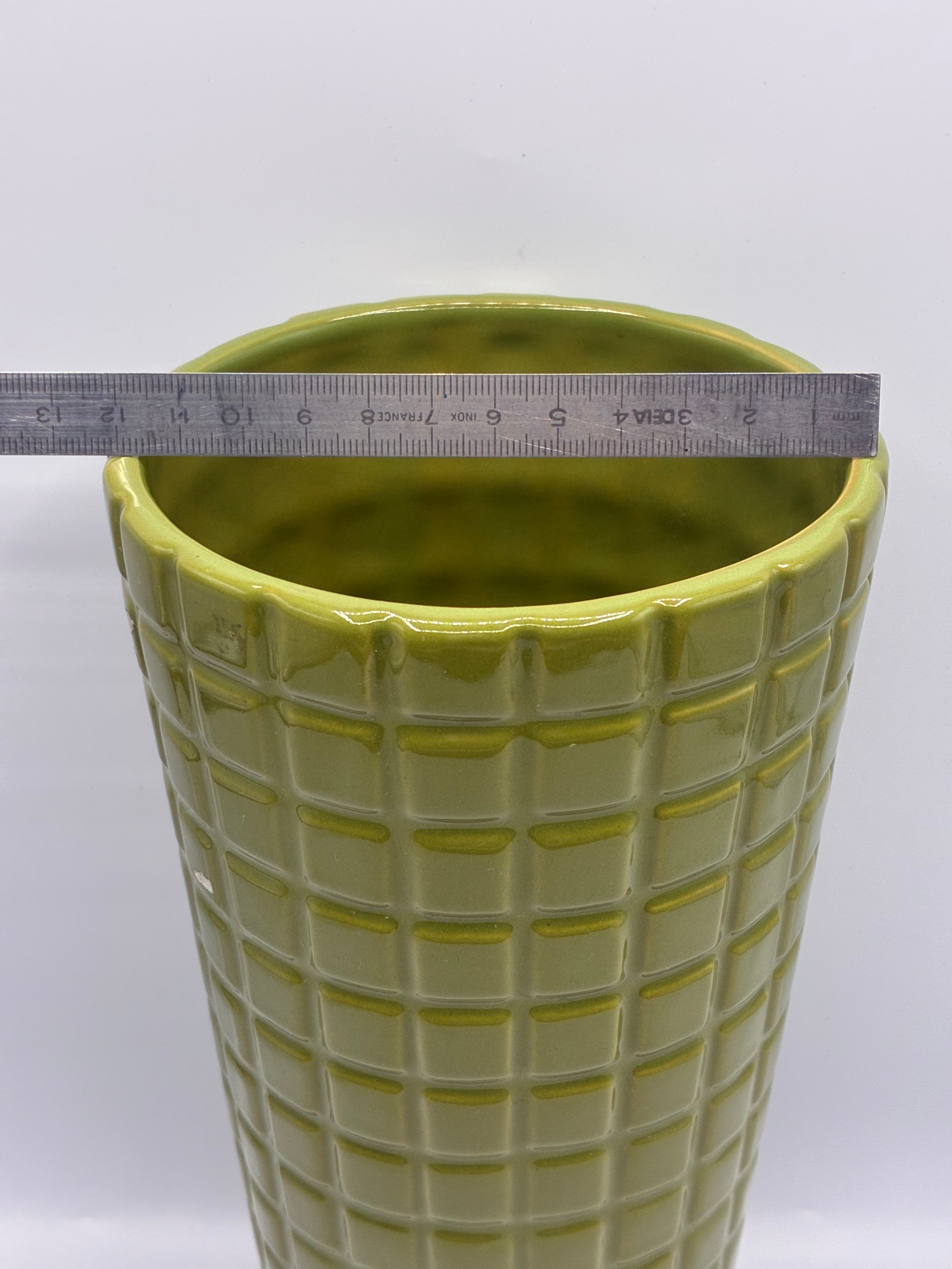 Grand vase vintage vert olive texturé – Décor damier en relief – Design années 60-70