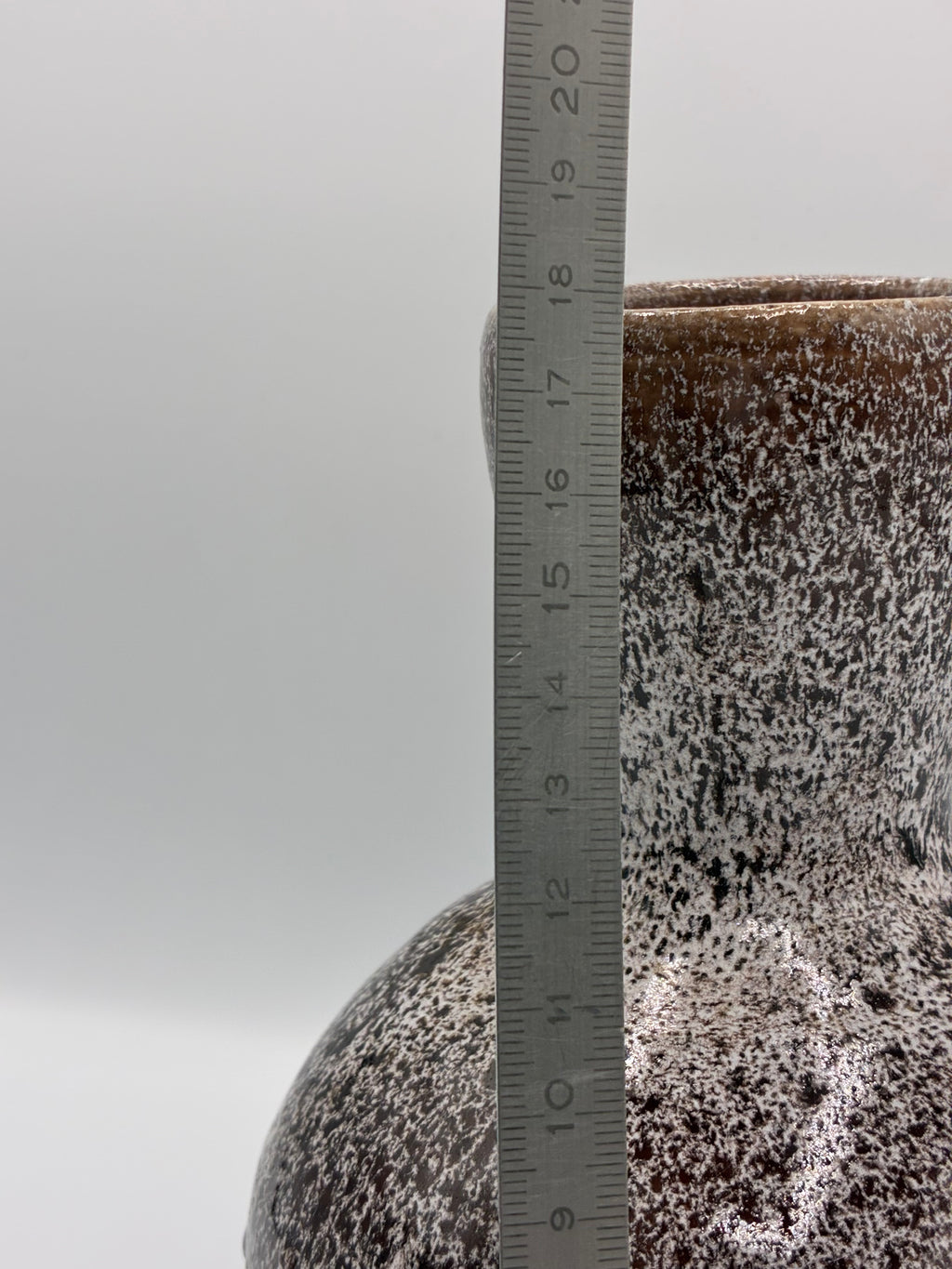 Vase sculpture Acolay – Grès émail volcanique brun et blanc cendré – Forme gourde bilobée