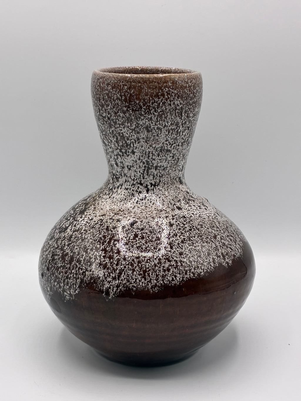 Vase sculpture Acolay – Grès émail volcanique brun et blanc cendré – Forme gourde bilobée