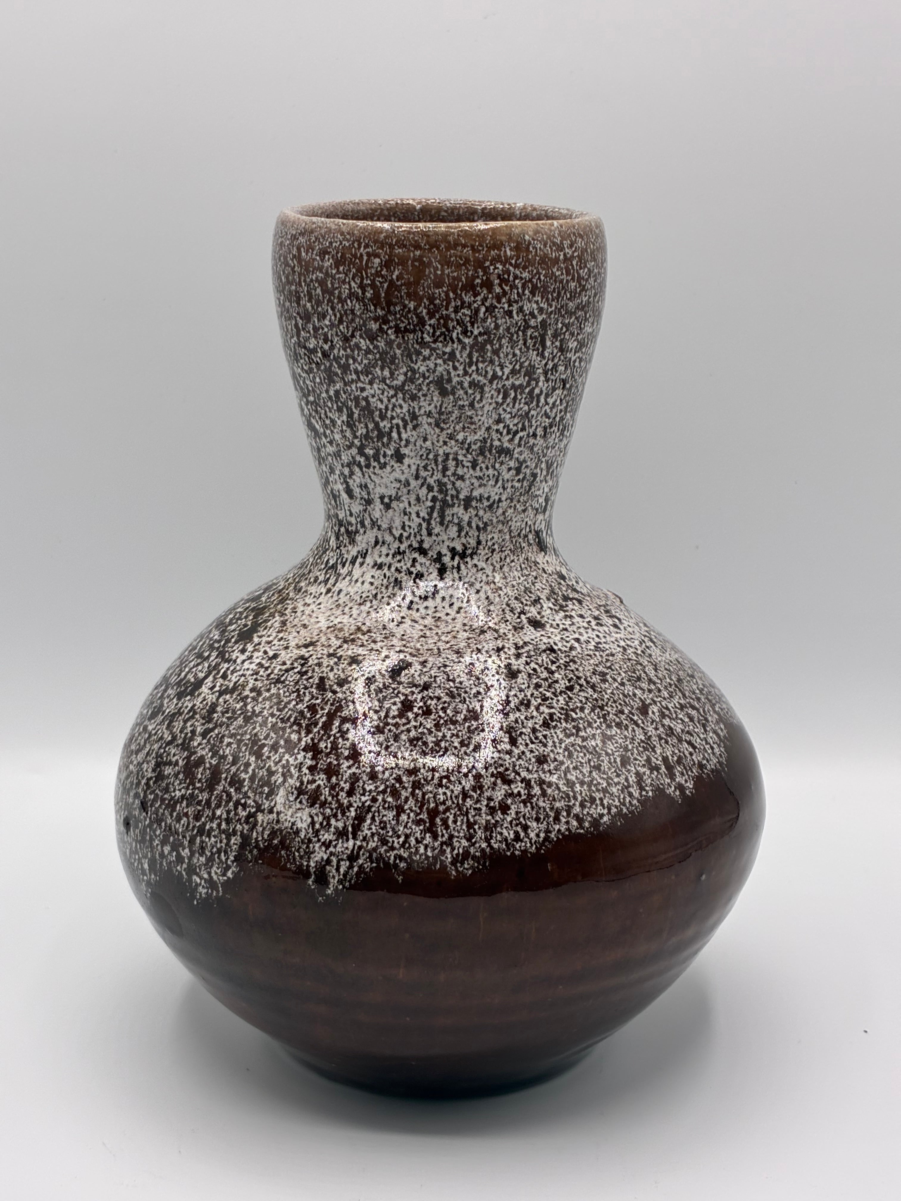 Vase sculpture Acolay – Grès émail volcanique brun et blanc cendré – Forme gourde bilobée