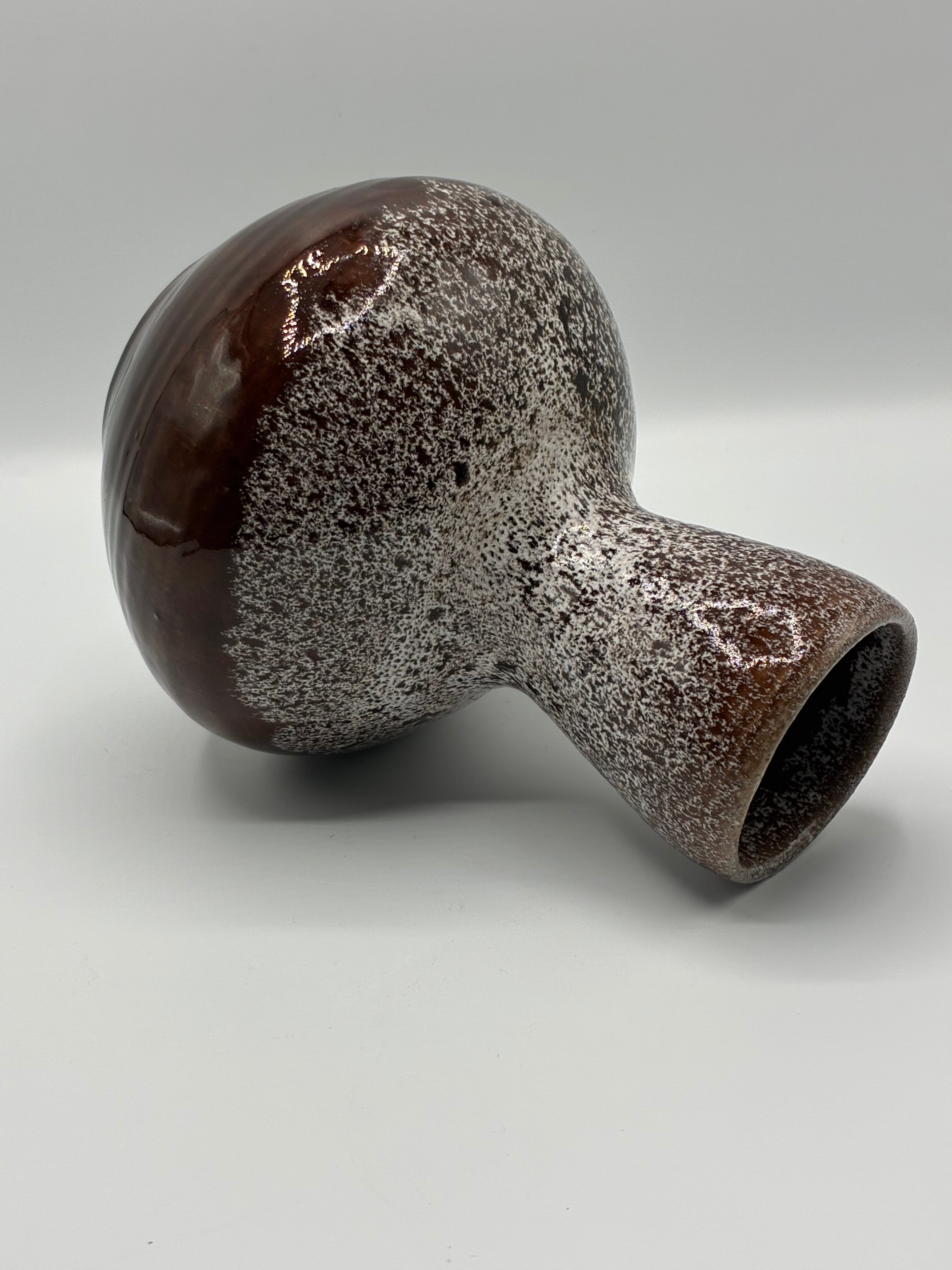 Vase sculpture Acolay – Grès émail volcanique brun et blanc cendré – Forme gourde bilobée