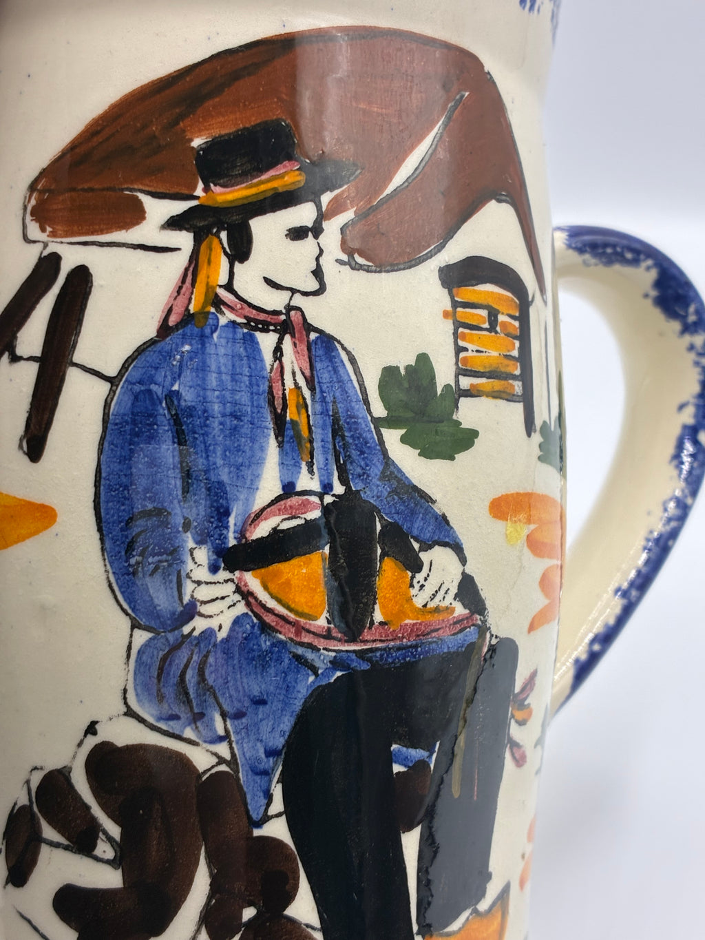 Pichet breton en faïence peint à la main – Décor figuratif breton – C.B.
