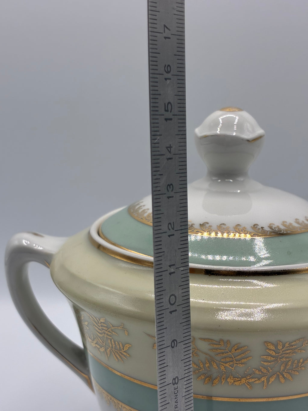 Sucrier ancien en porcelaine de Limoges – Vert céladon, or et bouquet floral – Union Céramique