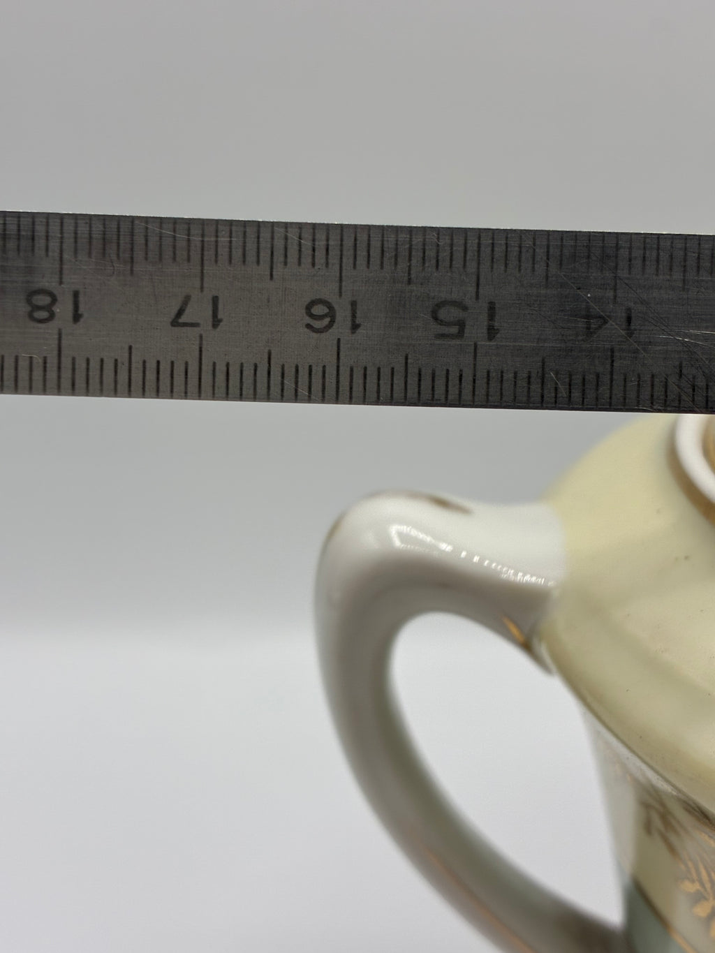 Sucrier ancien en porcelaine de Limoges – Vert céladon, or et bouquet floral – Union Céramique
