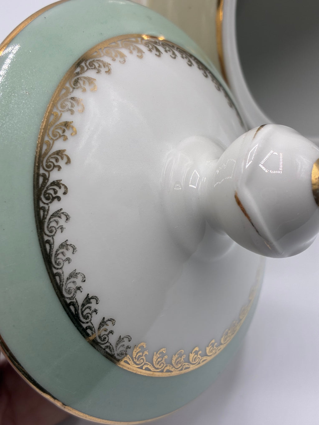 Sucrier ancien en porcelaine de Limoges – Vert céladon, or et bouquet floral – Union Céramique