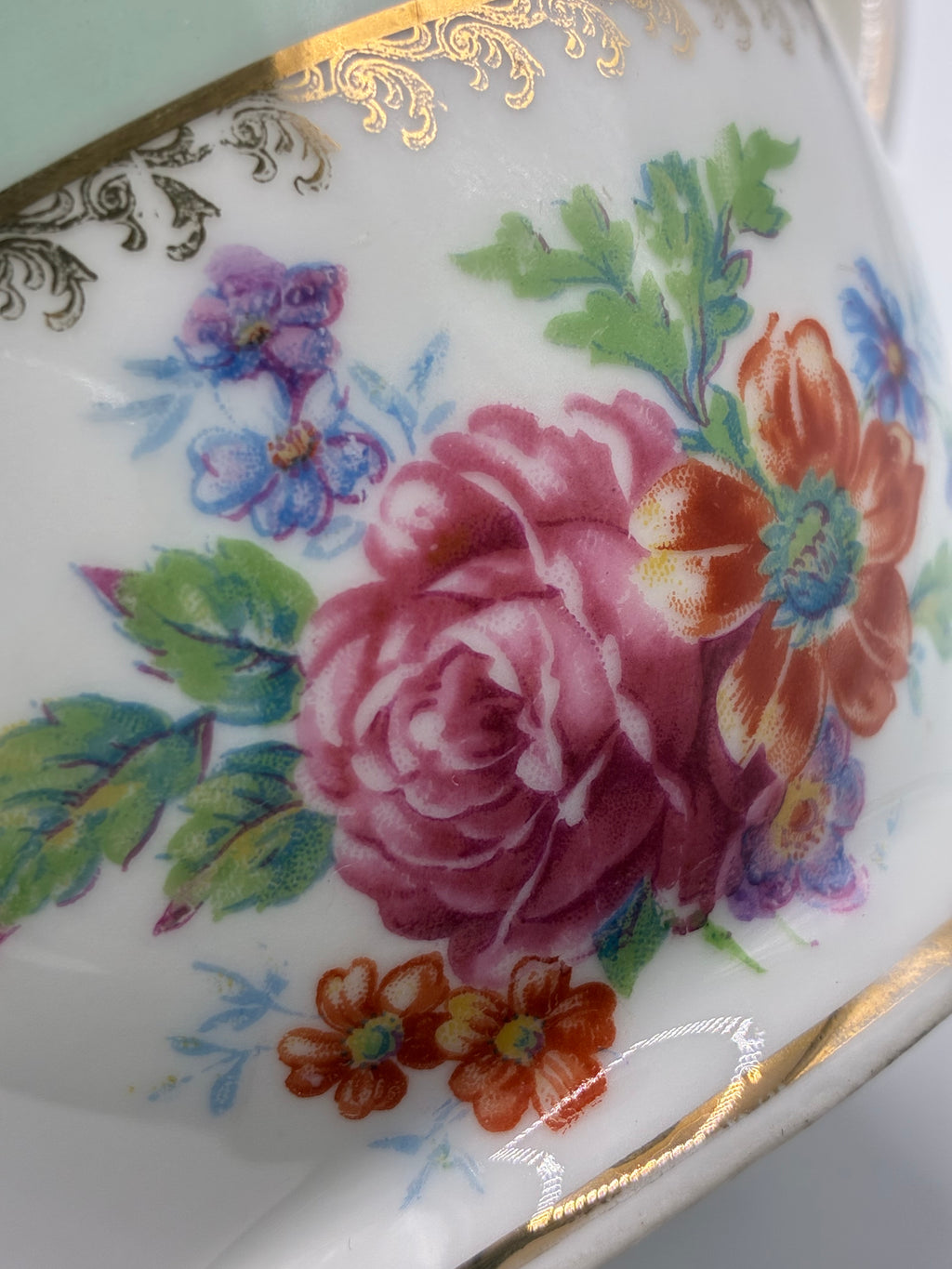 Sucrier ancien en porcelaine de Limoges – Vert céladon, or et bouquet floral – Union Céramique