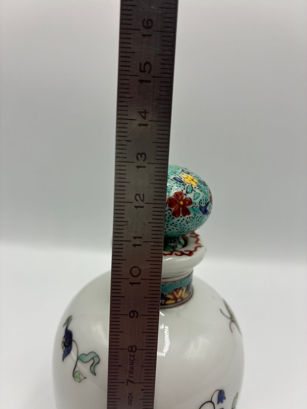Flacon en porcelaine décoré à la main à Chantilly – Style Kakiemon – Bouchon fond écaille vert