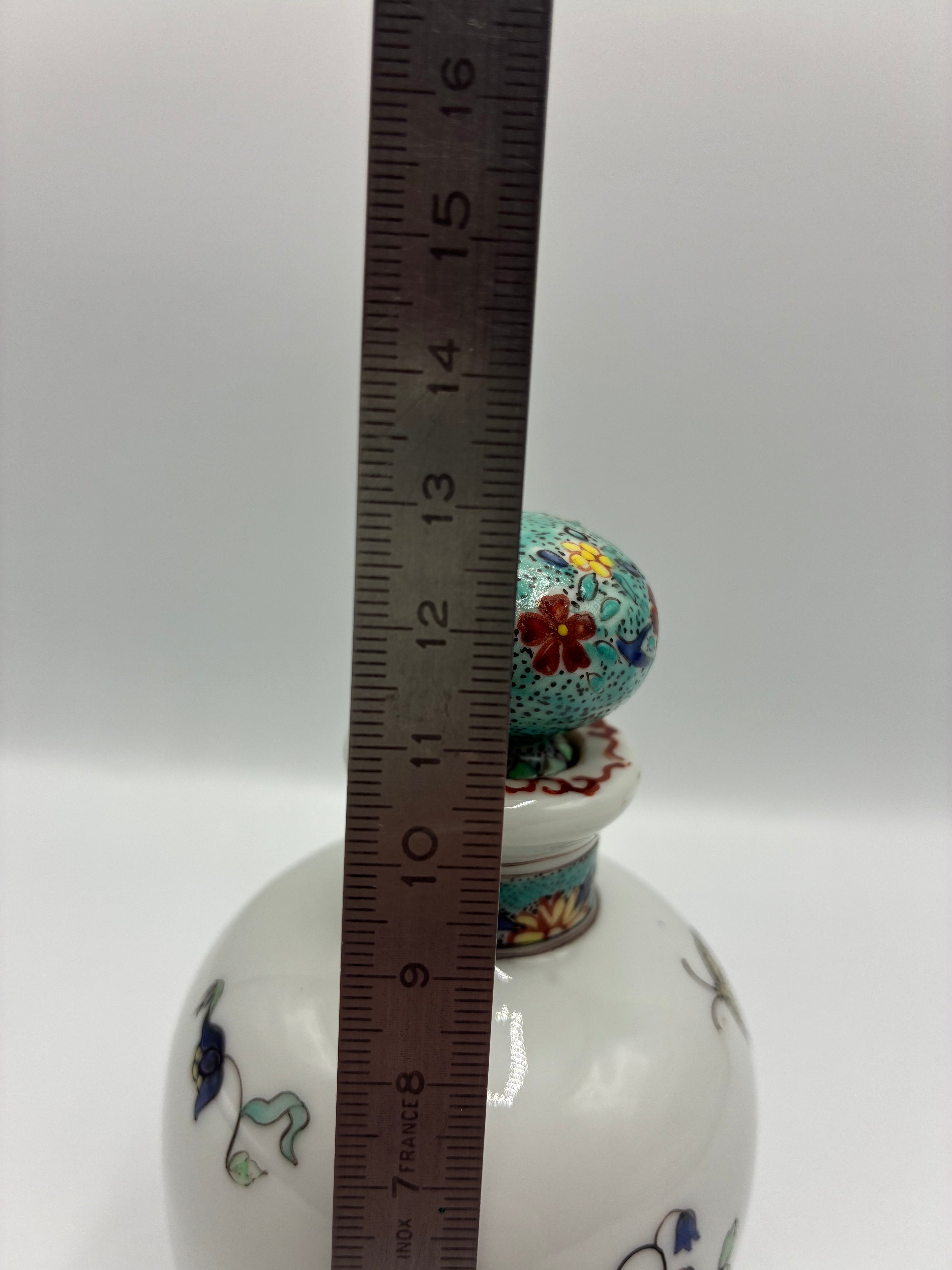 Flacon en porcelaine décoré à la main à Chantilly – Style Kakiemon – Bouchon fond écaille vert