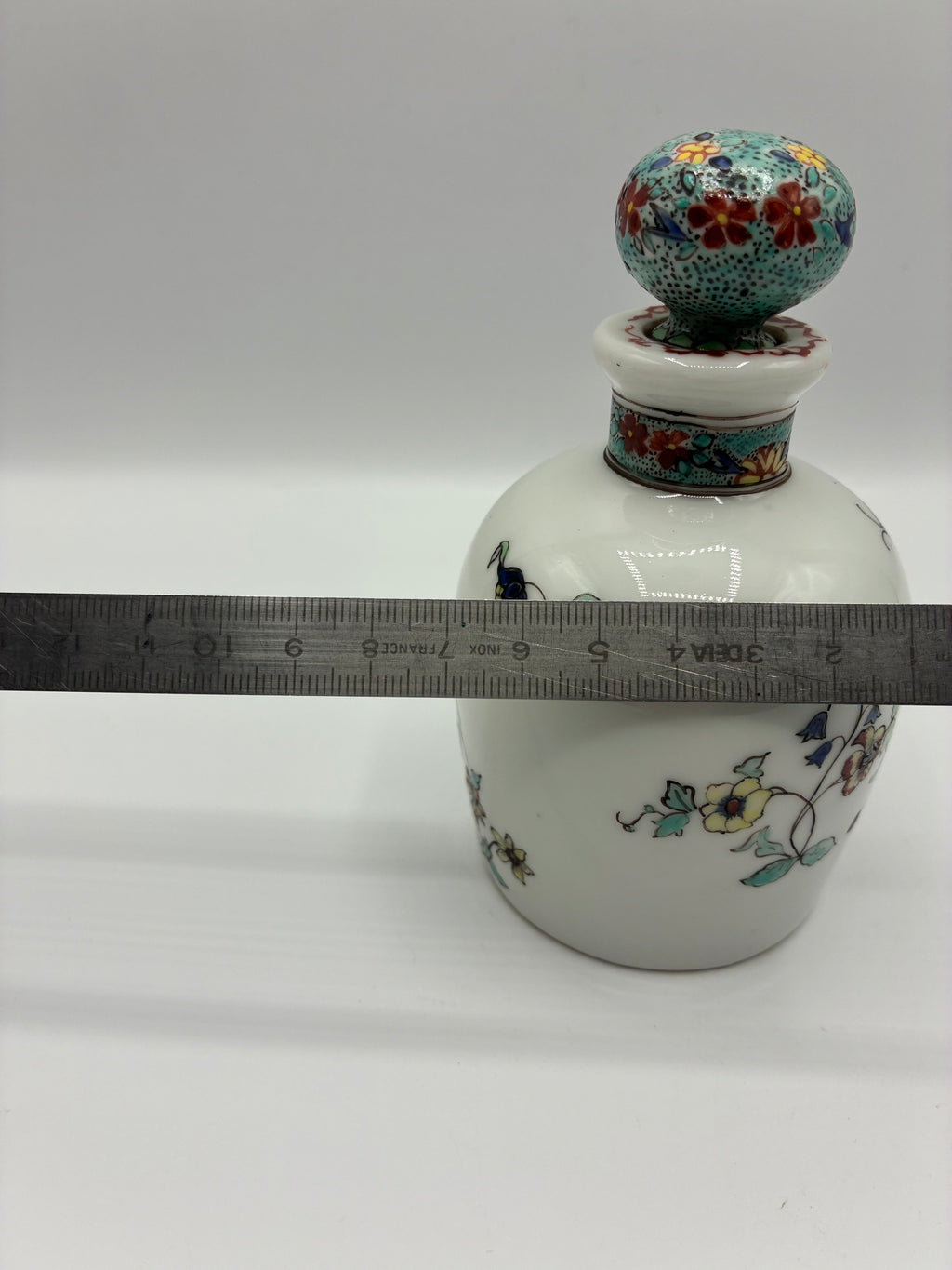 Flacon en porcelaine décoré à la main à Chantilly – Style Kakiemon – Bouchon fond écaille vert