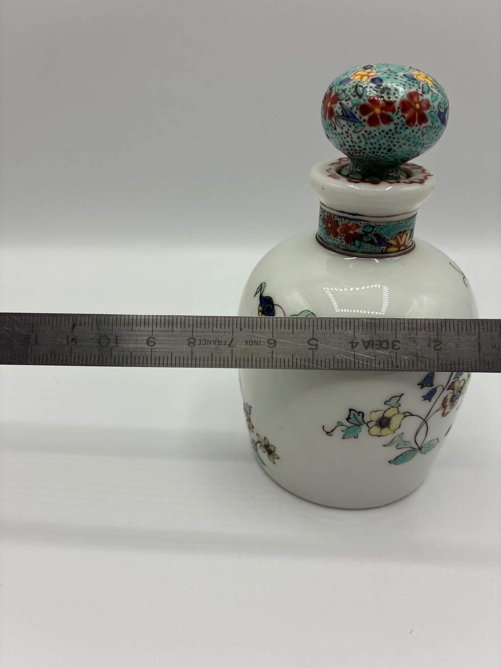 Flacon en porcelaine décoré à la main à Chantilly – Style Kakiemon – Bouchon fond écaille vert