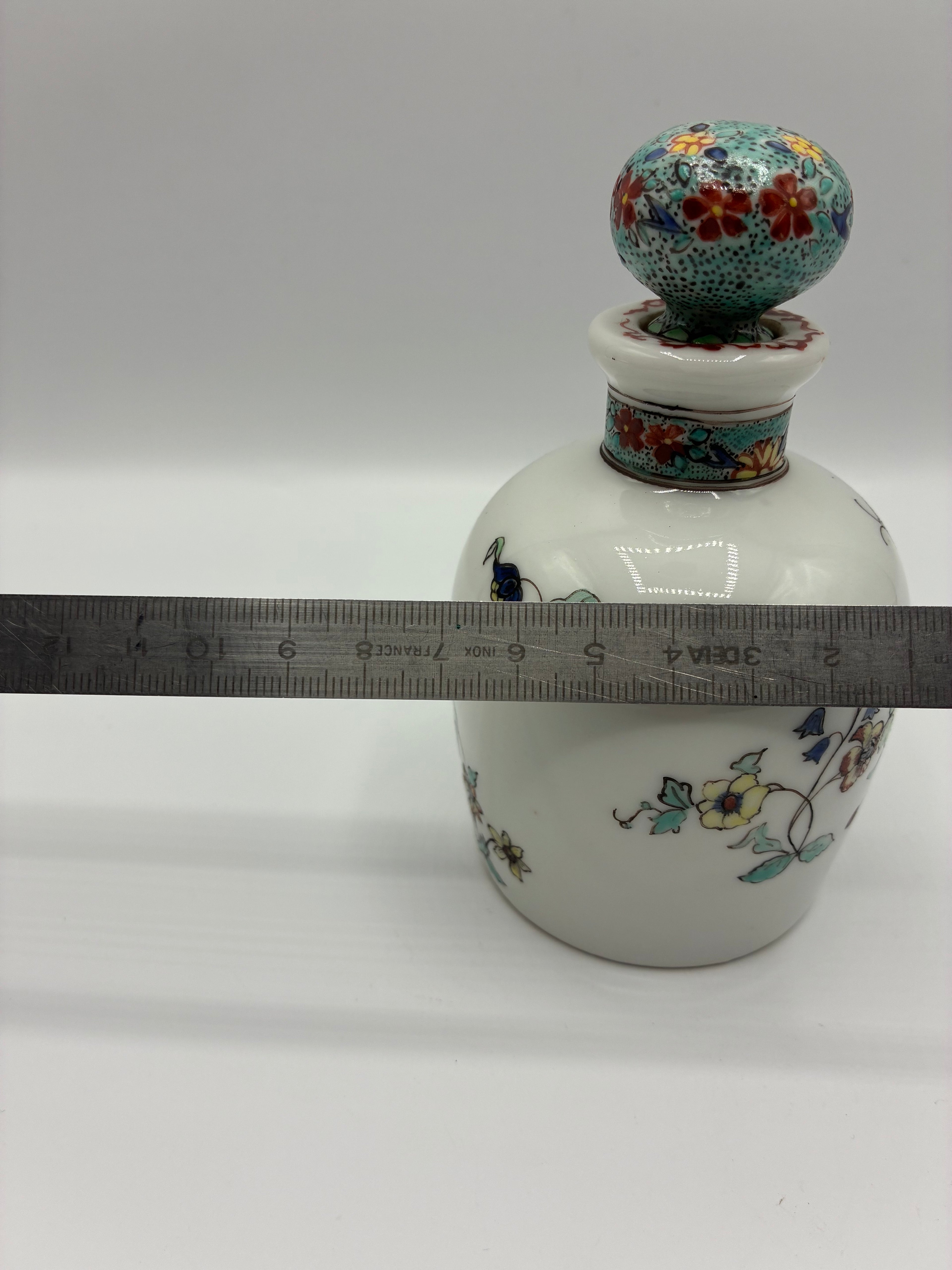 Flacon en porcelaine décoré à la main à Chantilly – Style Kakiemon – Bouchon fond écaille vert