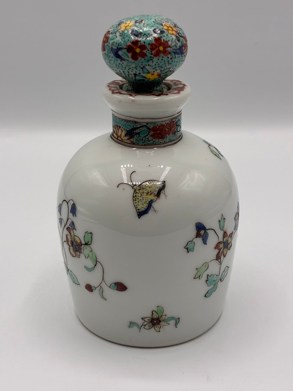 Flacon en porcelaine décoré à la main à Chantilly – Style Kakiemon – Bouchon fond écaille vert