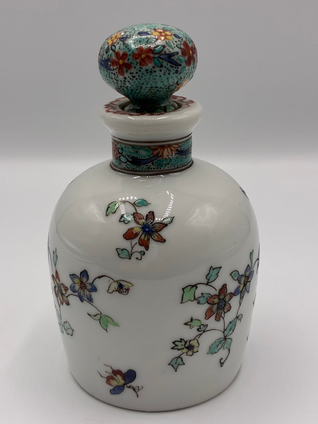 Flacon en porcelaine décoré à la main à Chantilly – Style Kakiemon – Bouchon fond écaille vert