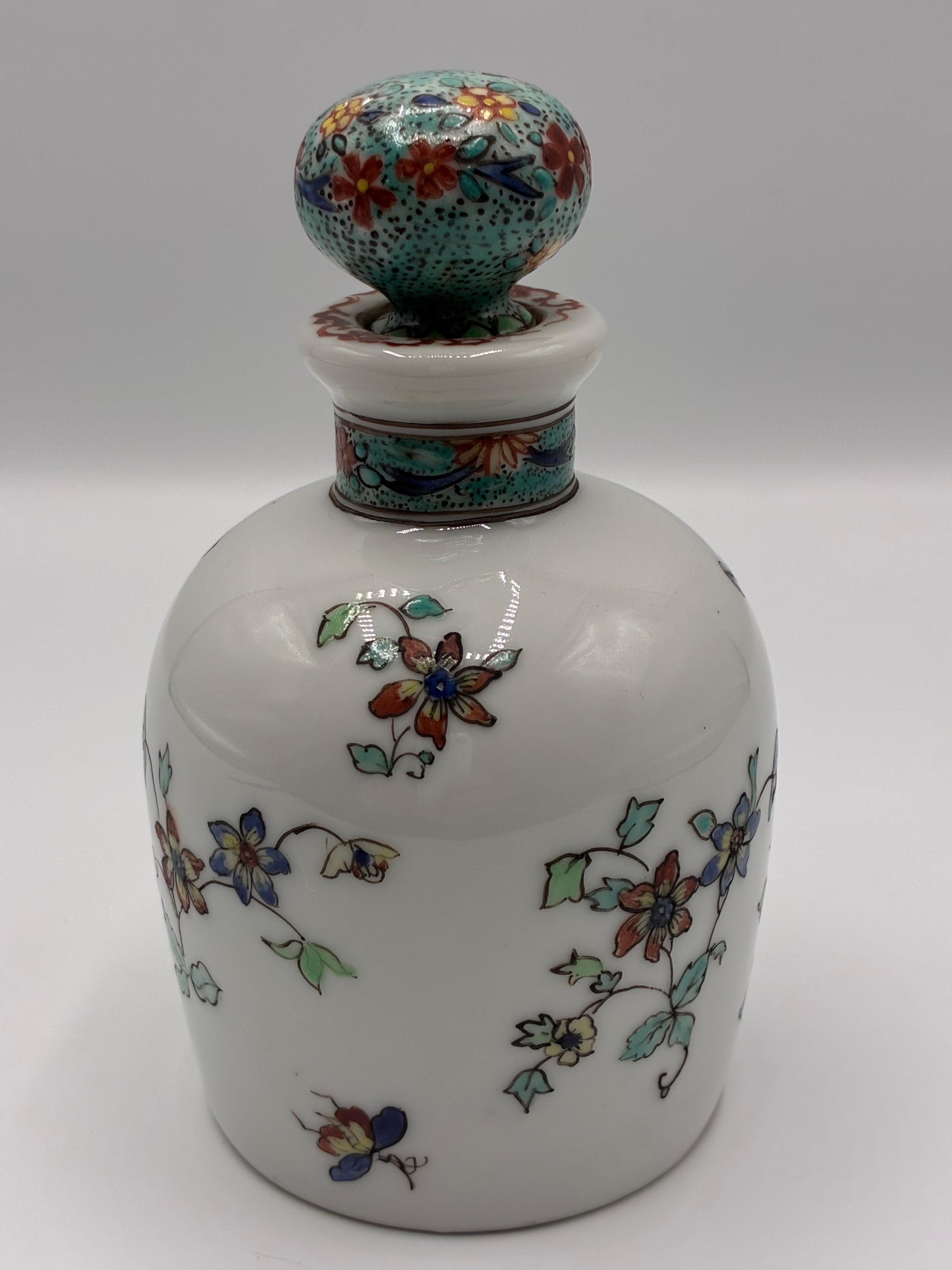 Flacon en porcelaine décoré à la main à Chantilly – Style Kakiemon – Bouchon fond écaille vert