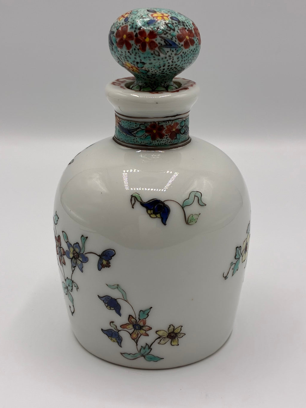 Flacon en porcelaine décoré à la main à Chantilly – Style Kakiemon – Bouchon fond écaille vert