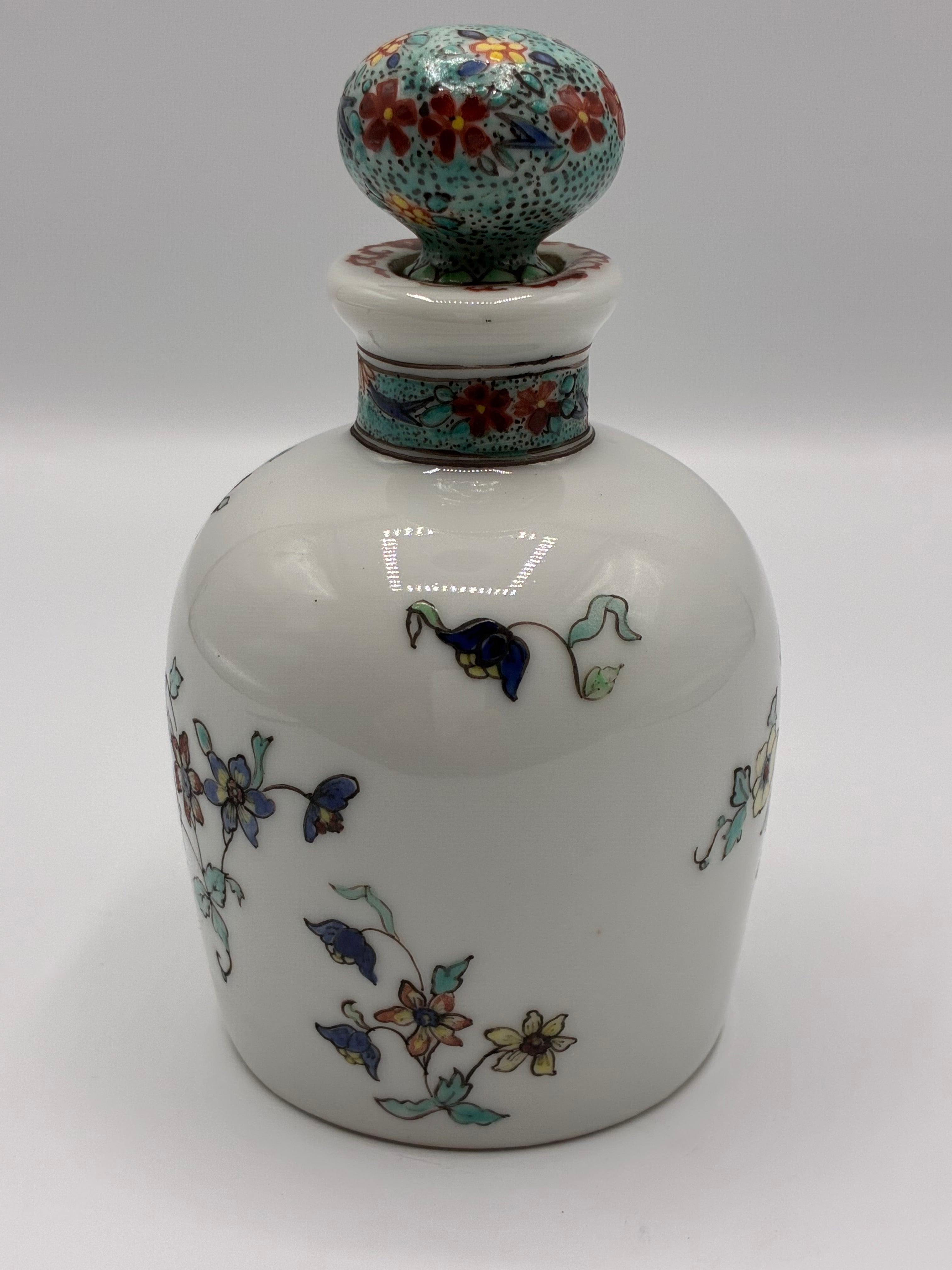 Flacon en porcelaine décoré à la main à Chantilly – Style Kakiemon – Bouchon fond écaille vert