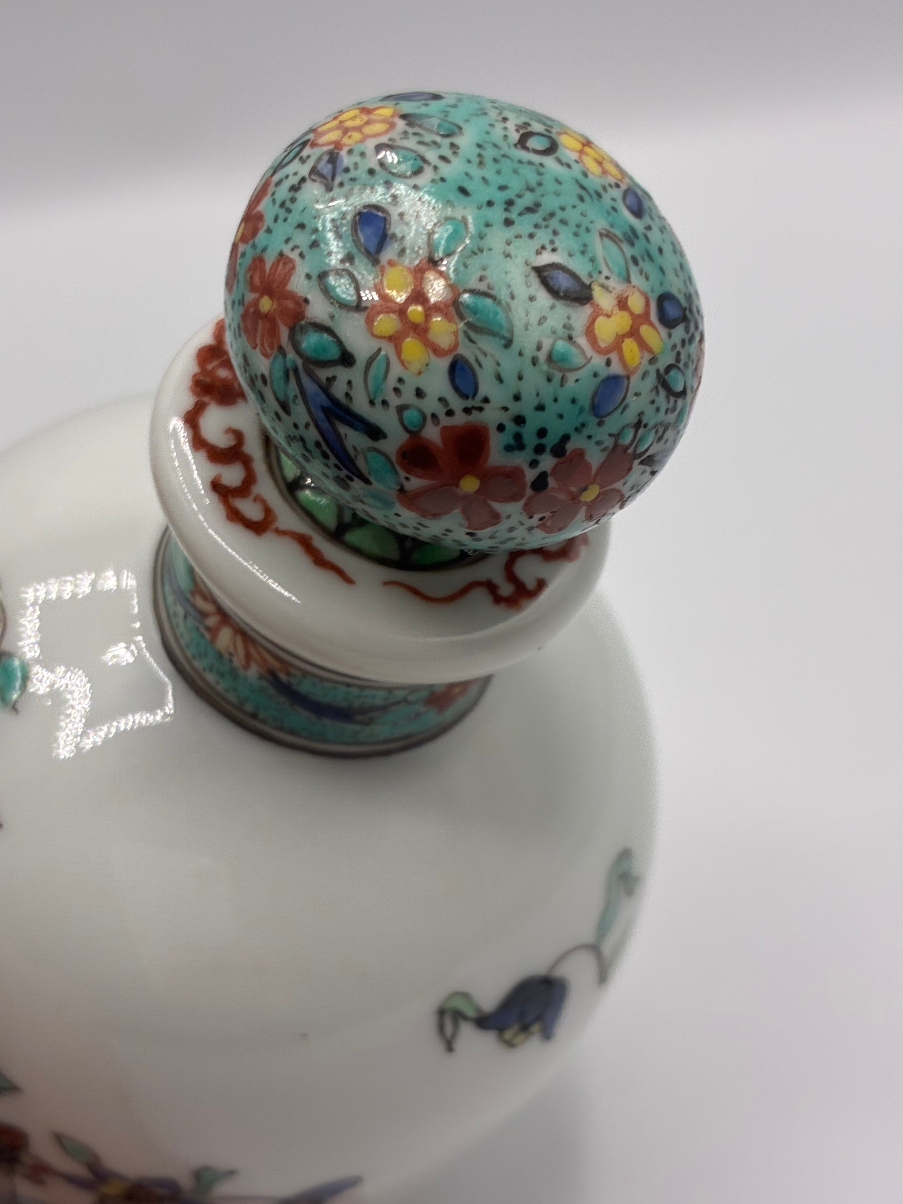 Flacon en porcelaine décoré à la main à Chantilly – Style Kakiemon – Bouchon fond écaille vert