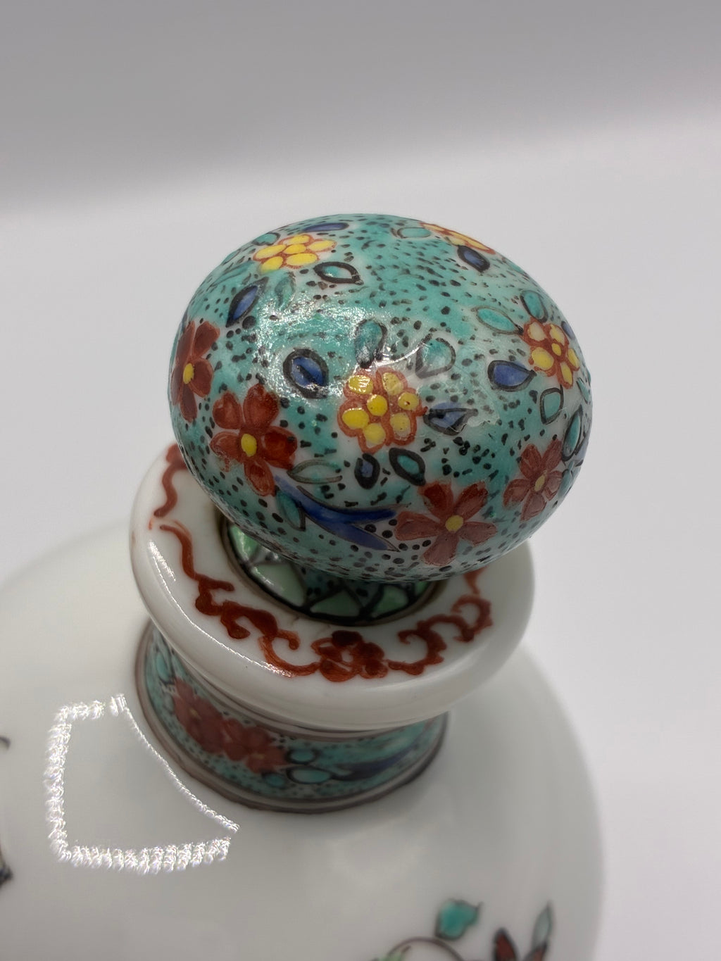 Flacon en porcelaine décoré à la main à Chantilly – Style Kakiemon – Bouchon fond écaille vert