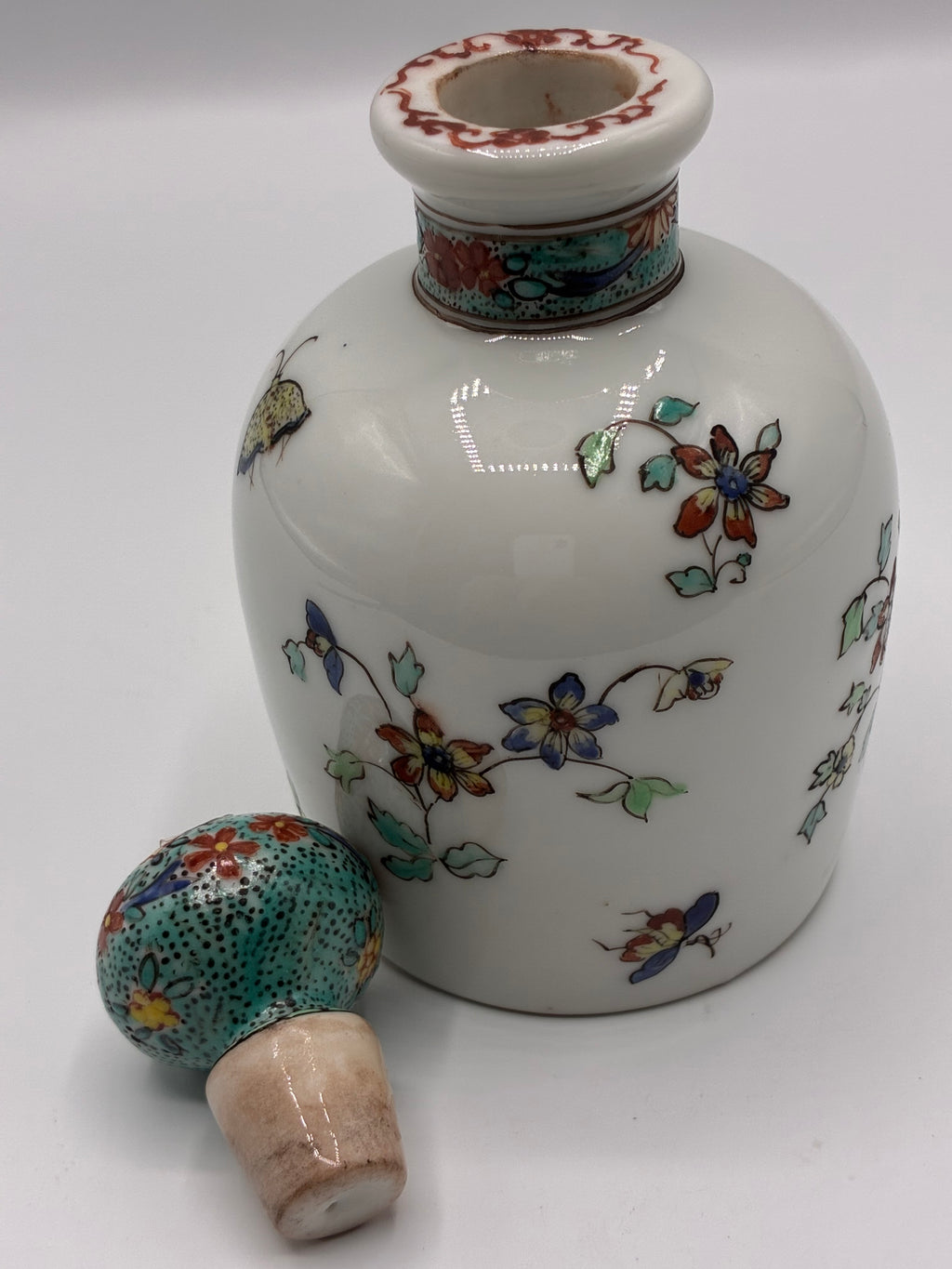 Flacon en porcelaine décoré à la main à Chantilly – Style Kakiemon – Bouchon fond écaille vert