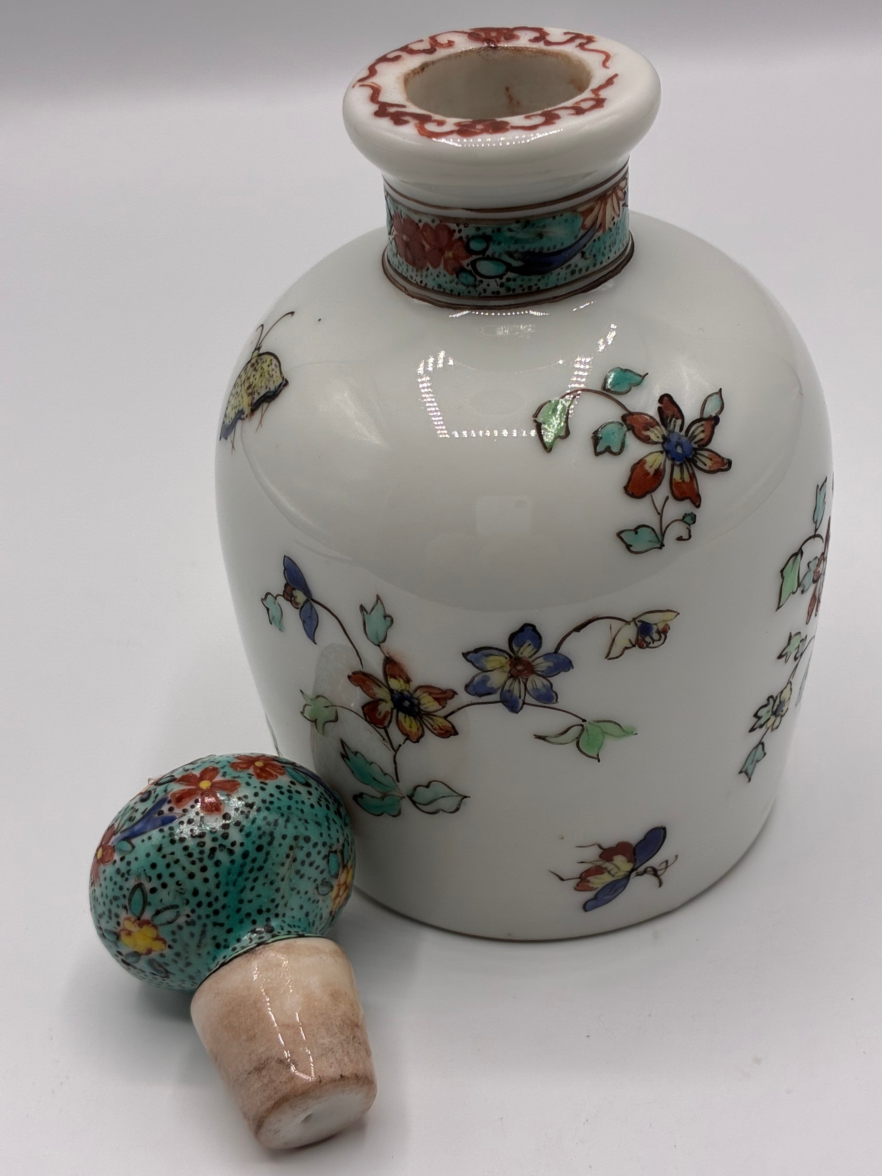 Flacon en porcelaine décoré à la main à Chantilly – Style Kakiemon – Bouchon fond écaille vert