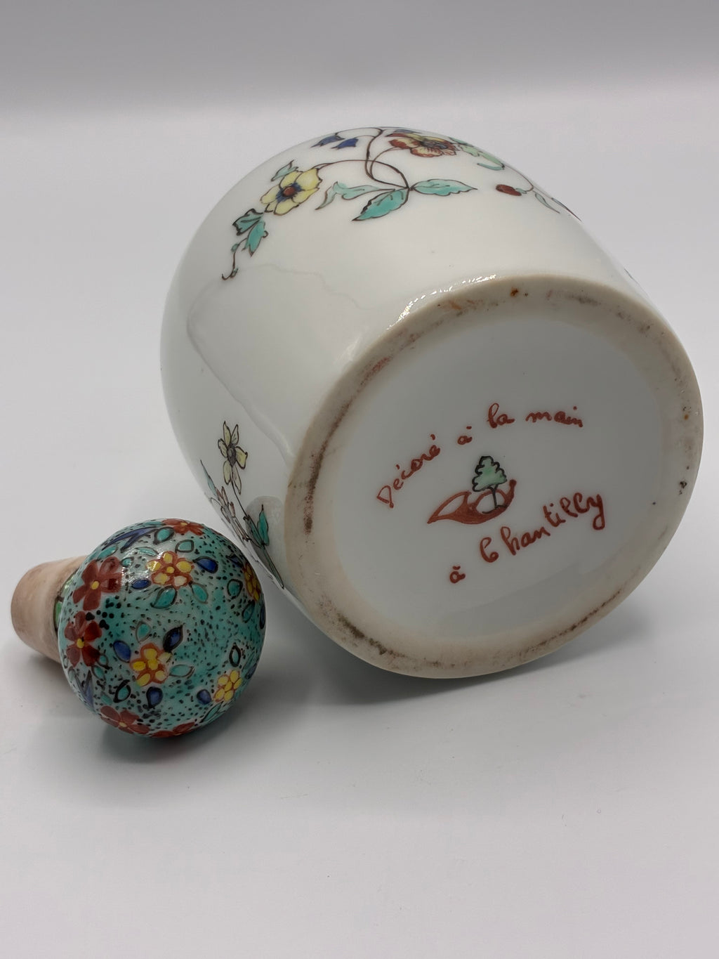 Flacon en porcelaine décoré à la main à Chantilly – Style Kakiemon – Bouchon fond écaille vert