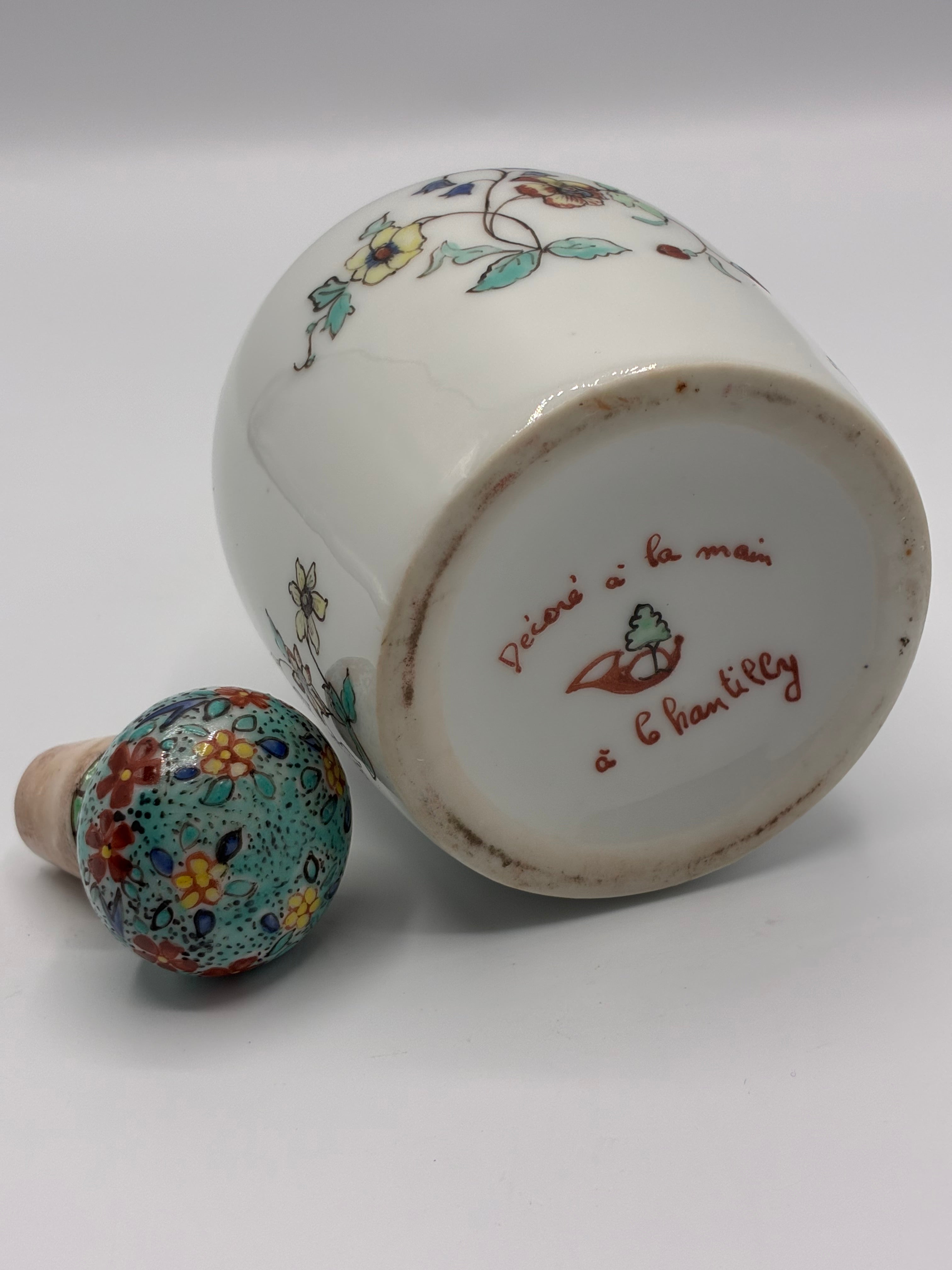 Flacon en porcelaine décoré à la main à Chantilly – Style Kakiemon – Bouchon fond écaille vert