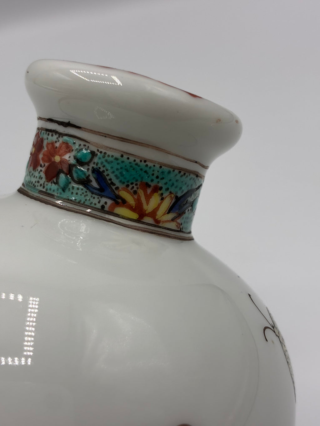 Flacon en porcelaine décoré à la main à Chantilly – Style Kakiemon – Bouchon fond écaille vert